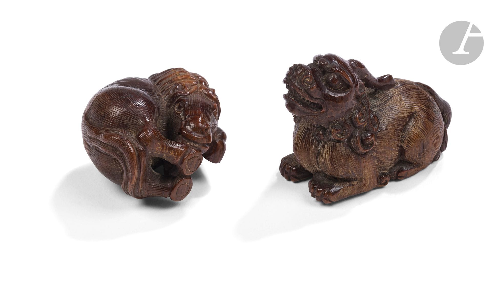 Deux netsuke en bois, Japon, époque Showa (1926-1989)
- L’une représentant un animal mythique unicorne dans le style de l’animal légendaire chinois pixiu. - L’autre représentant un cheval la tête tournée vers l’arrière se mordillant le sabot arrière droit. Les deux sont signés Gyokuishi - 玉石.
3,5 x 4,8 et 3,5 cm