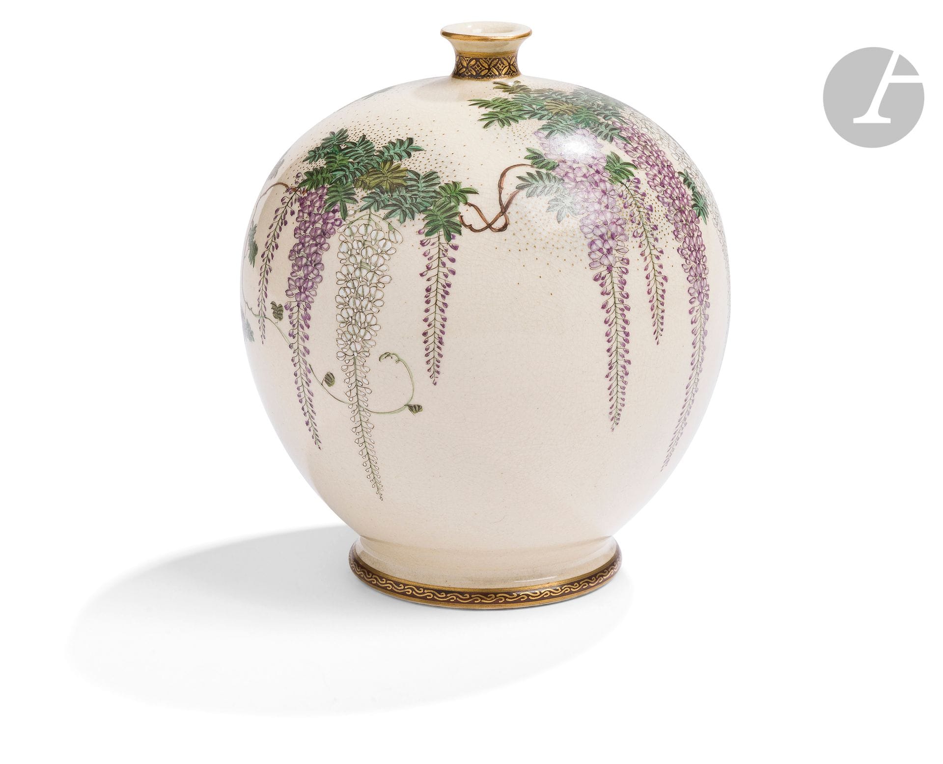 °Vase en faïence dite Kyō Satsuma, Japon, époque Meiji (1868-1912)
Vase soliflore à corps pansu muni d’un col en forme de pavillon. La panse est émaillée de rinceaux, feuilles et fleurs de glycine. Le col est orné d’un motif dit shippo émaillé or sur fond noir, une frise de vaguelettes avec les mêmes émaux entoure la base. Sous le vase un sceau carré avec la marque sigillaire Kinkozan Zō - 金光山造 émaillée or, ainsi qu’une rare étiquette de la maison Kinkozan à Kyoto.
Hauteur : 15 cm
