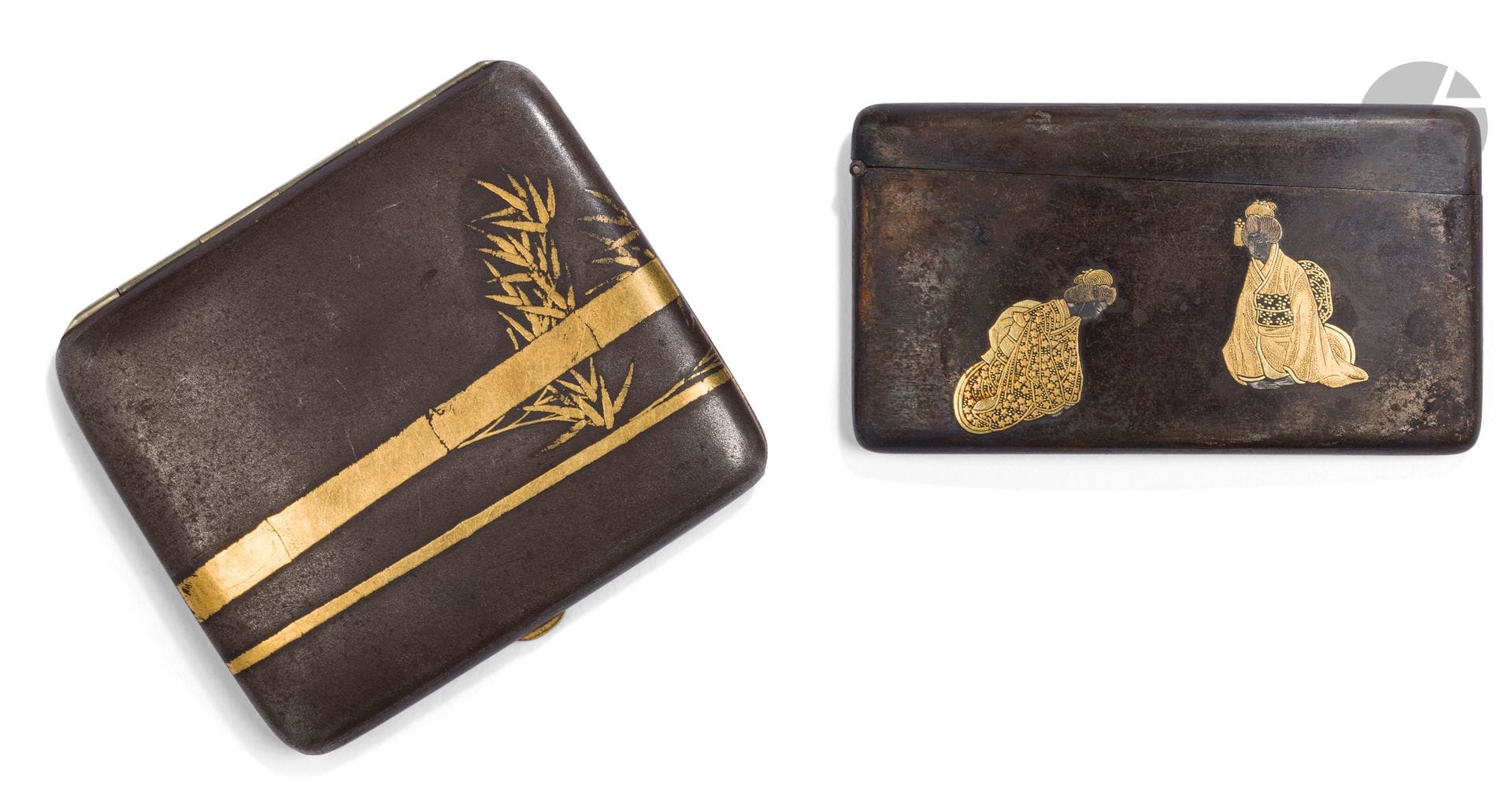 Un étui à cigarettes et un porte-cartes, Japon, Komai, époque Meiji (1868-1912)
- L’étui en fer patiné noir et incrusté d’or à décor de bambous, à l’intérieur un sceau Nihon Koku Kyoto Ju Komai Sei - 日本国京東住駒井製. 8,2 x 7,4 cm. - Le porte-cartes en fer patiné noir à décor sur une face de deux jeunes oiran accroupies incrustées d’or et d’argent. Au revers, le mont Fuji et deux tsuru en vol incrustées selon la même technique, en bas à gauche, un sceau avec la marque Nihon Koku Kyoto Ju Komai Sei - 日本国京東住駒井製. 
9,3 x 5,2 cm
Légèrement dépatinés.