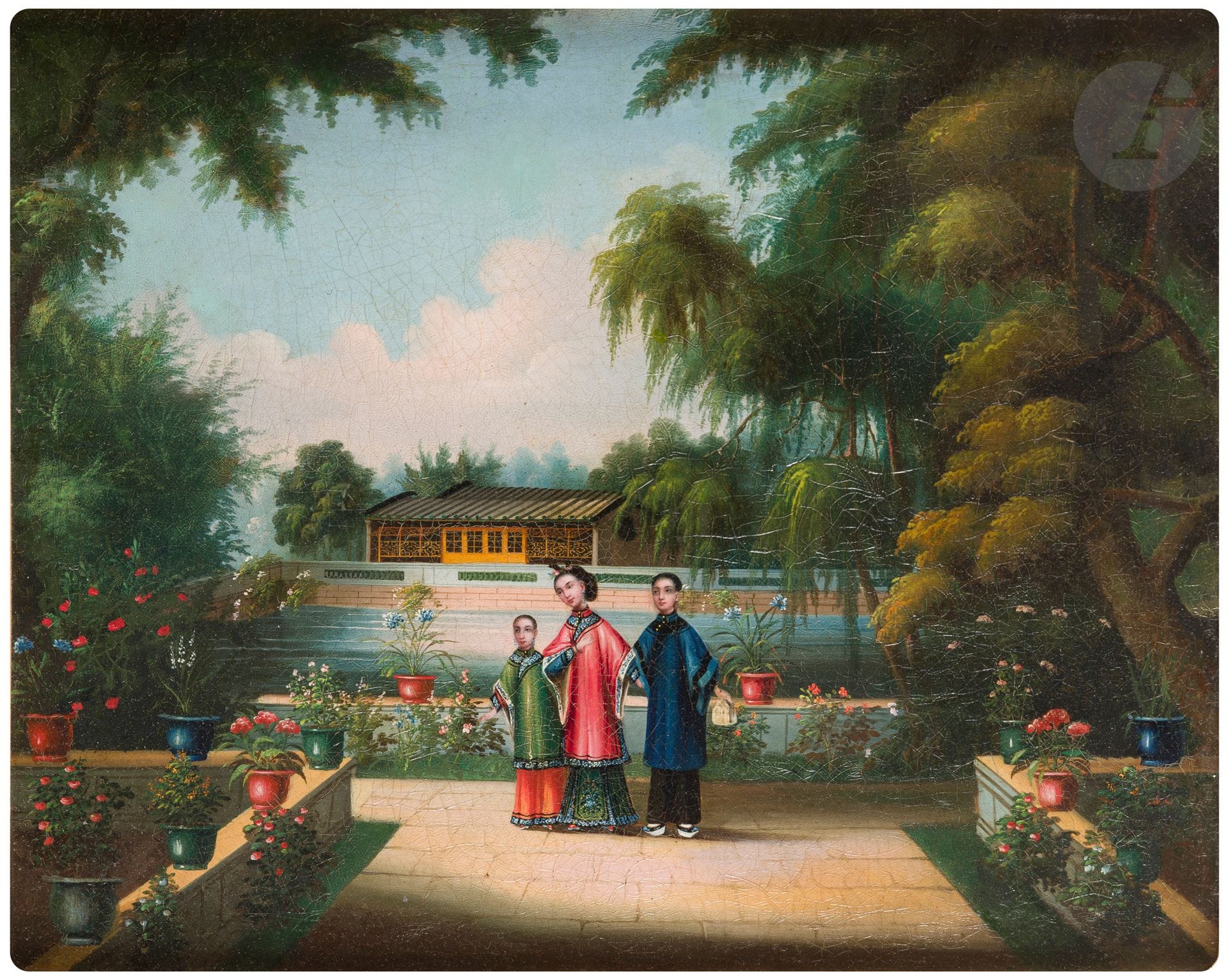 Femmes dans un jardin chinois, huile sur toile, Chine pour l’exportation, Canton, XIXe siècle
La scène représente trois femmes vêtues de robes de type mandchou aux couleurs vives, debout sur une allée en pierres, au centre d’un jardin luxuriant composé de bassins entourés de murets sur lesquels ont été posées de nombreuses jardinières fleuries. Autour, s’élèvent un grand pin, un saule pleureur, des bambous et divers autres arbres. En arrière-plan, apparaît un pavillon donnant sur un grand plan d’eau où se reflète un ciel bleu parsemé de nuages.
33 x 40 cm
Nombreuses craquelures, rentoilage. Cadre.