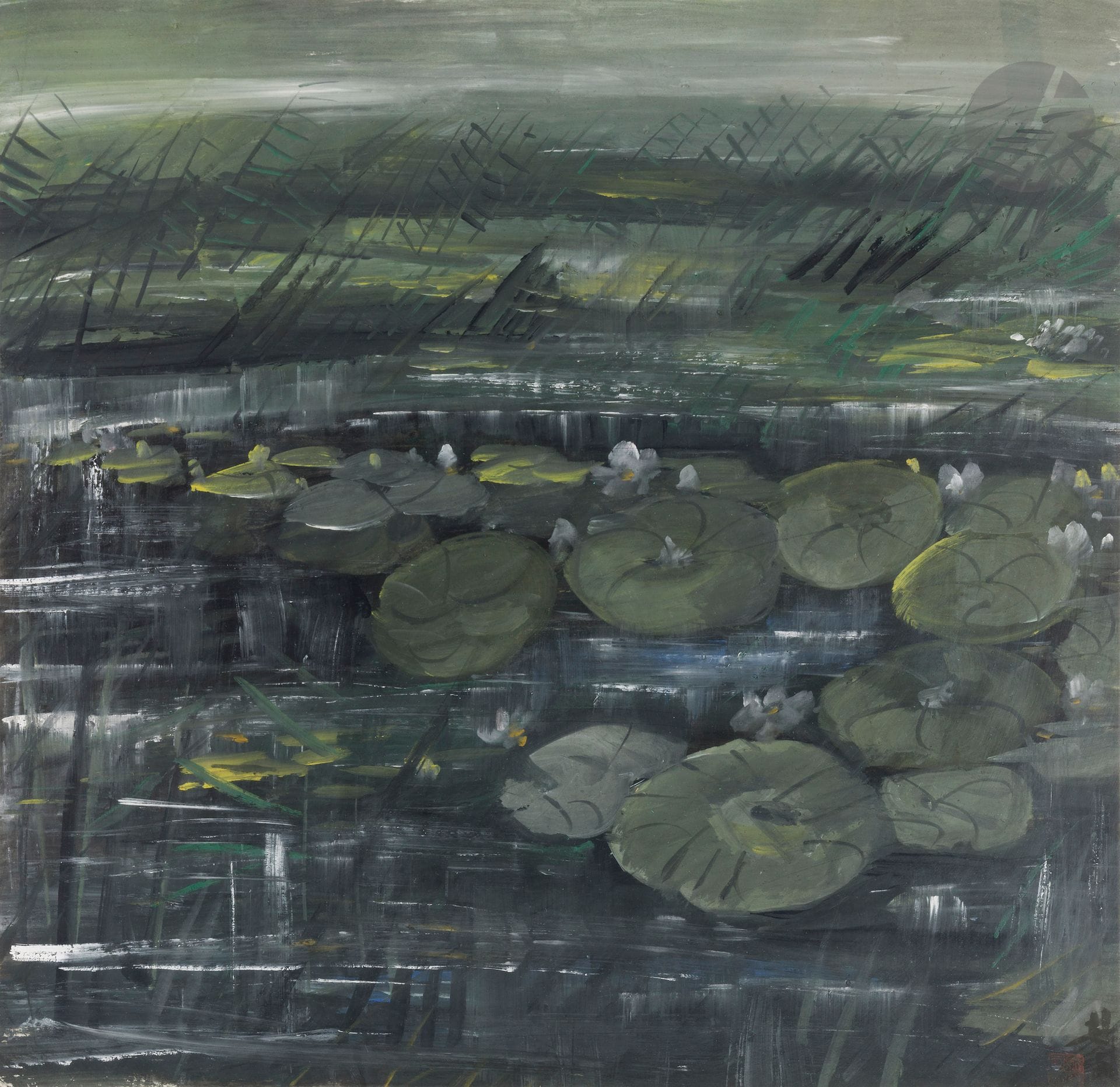 LIN Fengmian (Lin Fongmin) (1900-1991) 
Lotus
Encre et gouache sur papier Xuan.
Signée en bas à droite avec un cachet de l’artiste.
66 x 68 cm
Encadrée sous verre. 

Provenance : 
Acquise directement auprès de l’artiste en Chine dans les années 1950 et conservée depuis dans la même famille.

Le type de papier utilisé par Lin Fengmian pendant la guerre, lorsqu’il ne pouvait pas peindre sur des toiles, s’appelait 宣紙 (xuān zhǐ), aussi connu sous le nom de papier xuan. Il s’agit d’un papier fin et absorbant, fabriqué à partir de fibres de mûrier, traditionnellement utilisé pour la calligraphie et la peinture chinoise. Le xuanzhi est apprécié pour sa résistance à l’encre et sa capacité à capturer les nuances subtiles des traits de pinceau. Sa surface lisse et uniforme était idéale pour le style de peinture de Lin Fengmian, qui mettait l’accent sur les lignes fluides et les couleurs douces. De plus, le xuanzhi était relativement peu coûteux et facile à trouver, ce qui en faisait un choix pratique pour Lin Fengmian pendant la guerre, période de difficultés économiques.