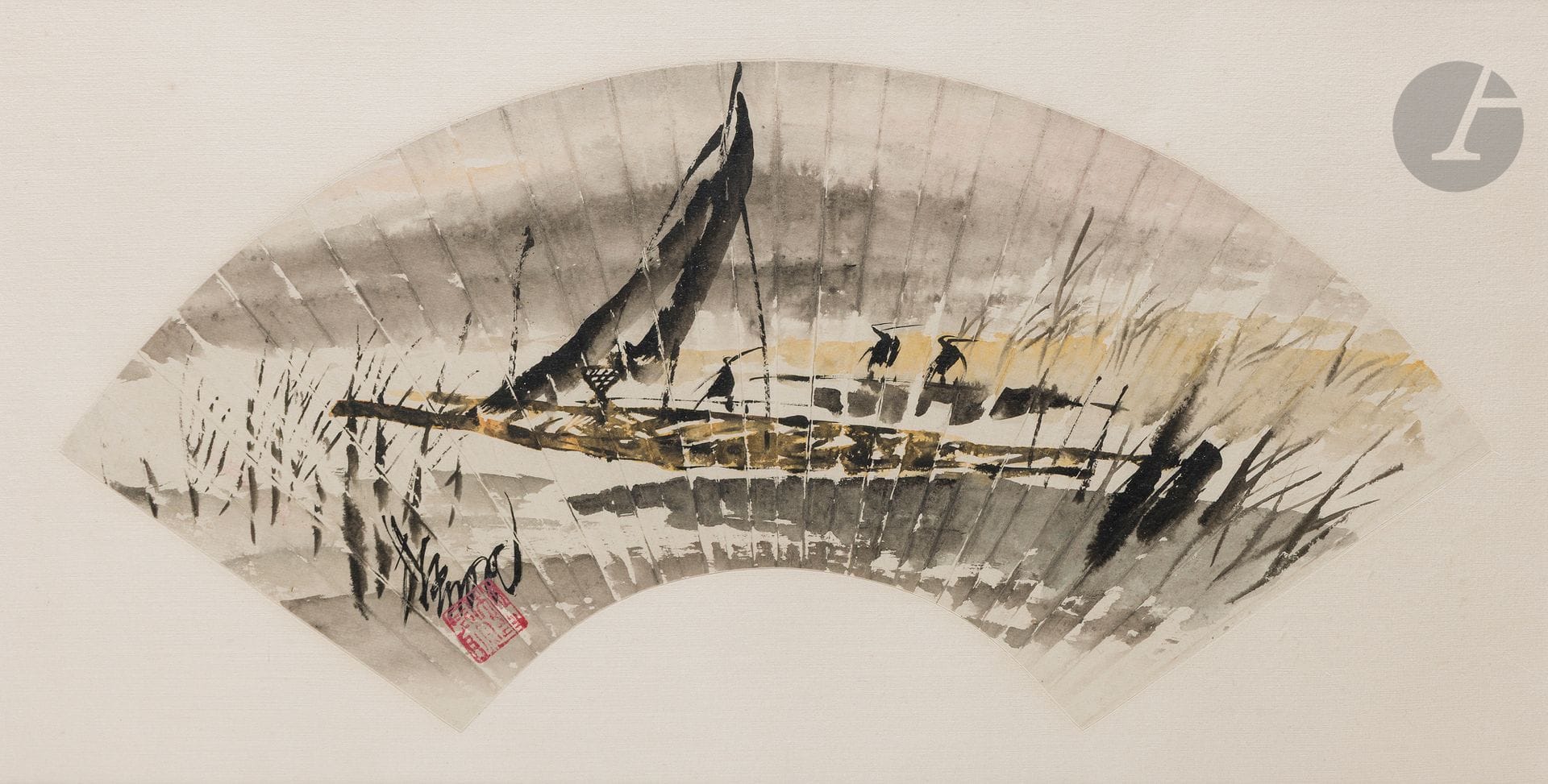 Lin Fengmian - 林风眠 (1900-1991), peinture sur éventail, Chine, XXe siècle
Encre et aquarelle sur papier représentant des cormorans perchés sur une embarcation à voile, voguant le long des roseaux. Signée en bas à gauche avec sceau de l’artiste.
Dim à vue : 23,5 x 49,5 cm
Encadrée sous verre. 

Provenance :
Provenant d’une importante collection privée appartenant à une famille noble des Pays-Bas.