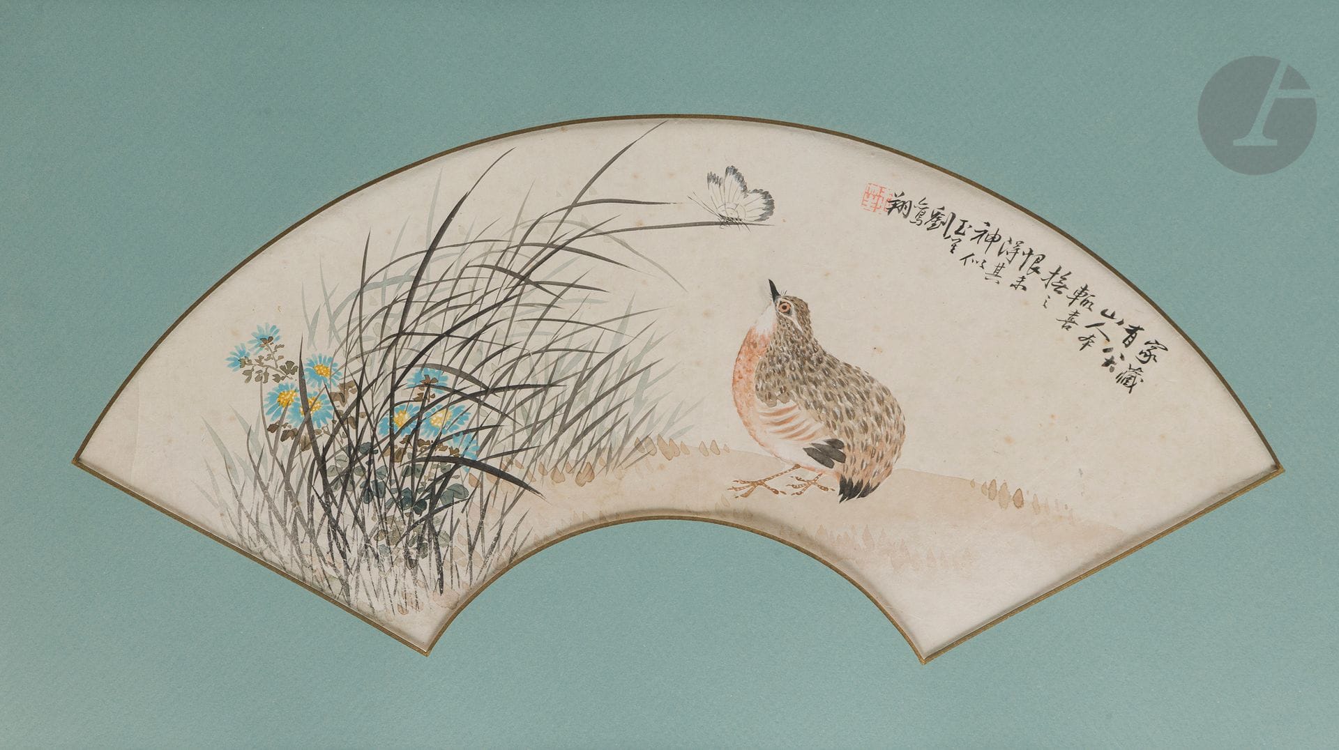 Liu Yusheng - 刘玉笙 (1848-1923), peinture sur éventail, Chine, XIXe-XXe siècle
Encre et aquarelle sur papier représentant une caille observant un papillon perché sur une longue herbe d’un bosquet de fleurs. En haut une inscription : 家藏有八大山人本 辄喜抚之 恨未得其神似 玉笙 劉莺翔 - « Je possède dans ma collection une œuvre originale de Bada Shanren. Je prends toujours plaisir à la caresser du regard et de la main, mais je regrette de ne pas encore en saisir toute l’âme et la ressemblance ». Signée Yusheng, Liu Yingxiang. Avec un sceau Yu Sheng à gauche.
Dim. à vue : 25 x 53,5 cm
Encadrée sous verre. 

Provenance :
Provenant d’une importante collection privée appartenant à une famille noble des Pays-Bas.