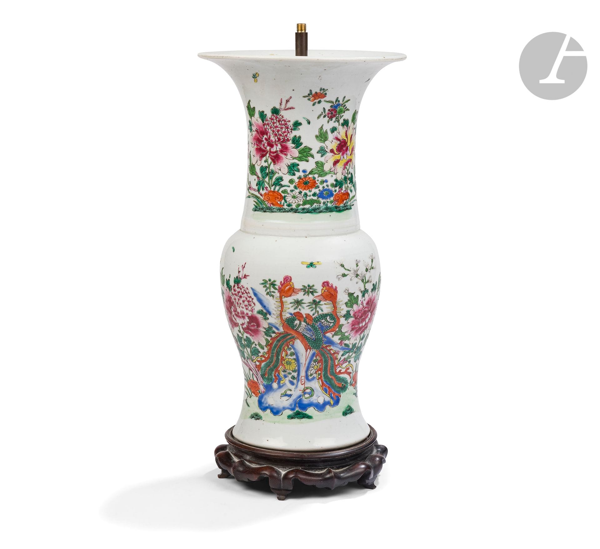 Vase de forme yenyen en porcelaine émaillée de la famille rose monté en lampe, Chine, XVIIIe siècle
La panse à décor continu de deux phénix près d’un rocher percé entourés de grandes fleurs de pivoines, bégonias, magnolias, bambous et lingzhi et de petits papillons en vol. Le col reprend le même décor floral. 
Hauteur : 40,5 cm
Monté en lampe sur un socle en bois, percé.