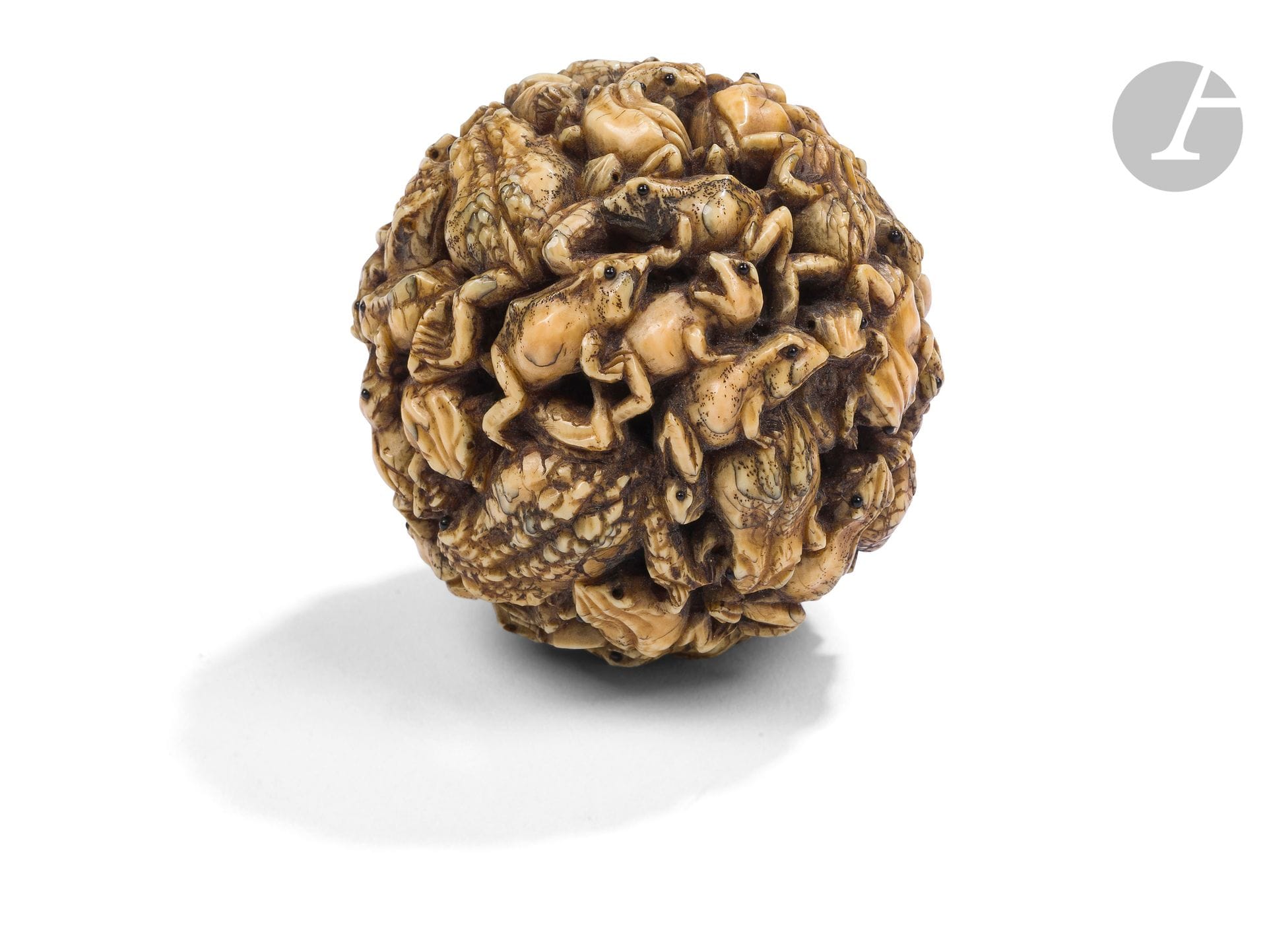 Okimono en ivoire représentant des batraciens, Japon, époque Meiji (1868-1912)
En forme d’une boule entièrement sculptée d’un amoncellement de grenouilles et crapauds collés les uns sur les autres. Les yeux sont incrustés de corne brune. Signé Masamitsu - 正光.
Diamètre : 5,8 cm