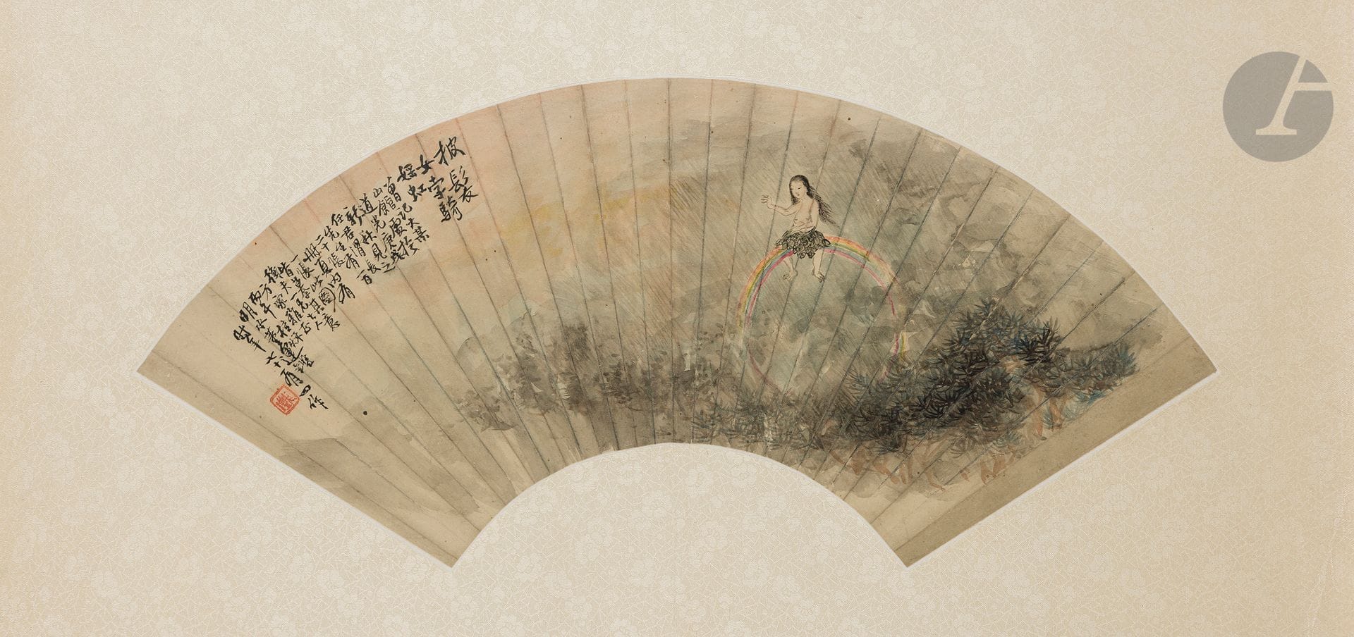 Dong Yunjian - 董运鉴（1833-1906), peinture sur éventail, Chine, XXe siècle
Encre et aquarelle sur papier représentant une jeune fille, probablement la déesse Nuwa, chevauchant un arc en ciel au-dessus d’une forêt dense (étendue d’eau). En haut à gauche un long texte accompagné d’un sceau rouge : 披发女掌（孛）骑媱虹 / 曾记大綦山馆处 / 于道光庚戌新秋 / 见之任君渭長先生有百二十张 / 冊页内有一帐此图 / 皆摹其意 / 衡夫一兄大人 / 方家雅正 / 丙午桂秋 / 明水董运鉴 / 时年七十有四作 - « L’arc-en-ciel se laisse dompter par une femme aux longs cheveux défaits. Autrefois conservée au Pavillon des Monts Daqi, / Créée en automne de l’année Gengxu sous le règne de Daoguang (1850). / Parmi les cent-vingt feuilles du Maître Ren Weichang qui se changent en pluie d’étoiles, Il y a celle-ci. Cette œuvre en est une interprétation inspirée. / À l’honorable grand frère Hengfu / Pour l’appréciation des connaisseurs / Sous les osmanthus automnaux de l’année Bingwu (1906) / Par Dong Yunjian, au nom de courtoisie Mingshui / Âgé de soixante-quatorze ans ».
Dim. à vue : 24,5 x 53 cm
Encadrée sous verre. 

Provenance :
Provenant d’une importante collection privée appartenant à une famille noble des Pays-Bas.