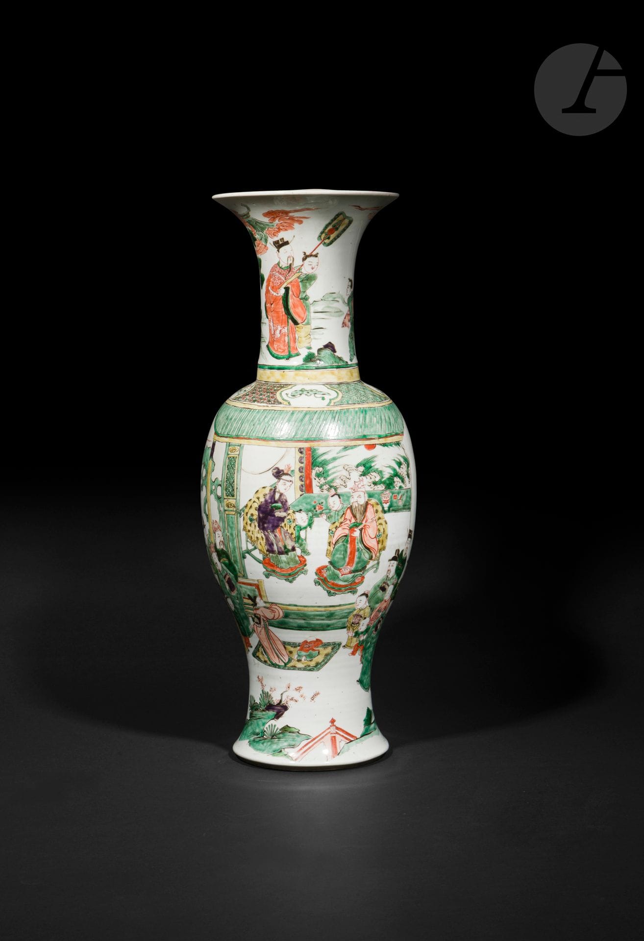 Important vase de forme yenyen en porcelaine de la famille verte représentant l’anniversaire de Guo Ziyi - 郭子仪拜寿图, Chine, époque Kangxi (1662-1722)
La panse illustre le général Guo Ziyi tenant un sceptre dans la main gauche et sa vieille épouse, assis sur des fauteuils, et entourés de deux enfants l’un tenant une fleur de pivoine. Devant eux, se prosternent sur un tapis, un enfant et un officiel flanqués de chaque côté par une assemblée de dignitaires et jeunes enfants regardant la scène. Près du pavillon s’élèvent deux vieux pins torturés s’élevant vers les nuages parmi lesquels apparaissent le toit d’un pavillon et le soleil. L’épaulement est décoré d’une frise géométrique et de quatre cartouches renfermant chacun un des objets symbolisant les « Quatre arts du lettré » : le qin, le livre, le rouleau et le plateau de jeu. Sur le col, une scène illustre un officiel tenant un hu dans la main gauche près d’un serviteur portant un éventail. Au-dessus d’eux, surgit des nuages le toit d’un pavillon. Ils se tiennent debout près d’un grand pin et de rochers, la tête tournée vers un personnage tenant un objet enveloppé dans un textile sous le bras et pointant le soleil du doigt. En chinois 指日 - zhi ri signifie à la fois « pointer vers le soleil » et « dans quelques jours ». Associé à 高升 - gao sheng - « s’élever haut », symbole de promotion, l’image d’un personnage désignant le soleil incarne le vœu de félicitations : 指日高升 zhi ri gao sheng - « Que la promotion soit imminente ». À la base, deux anciennes étiquettes d’exposition : 
- Royal Academy of Arts, London - International Exhibition of Chinese Art, 1935-36. Ser. Nos. 1544 - Owner: Dr Leonard Gow - Helensburgh.
- [...] The Leonard Gow Collection - Illustrated by Hobson in [the] Catalogue of the Collection, pl. 21 ; and [by] the same authority in « The Later Ceramic Wares of China, » pl. 13. Exhibited at the Chinese Exhibition, 1935, Nos. 1655 and 1669. Exhibited at the Glasgow Art Galleries and Museums.
Hauteur : 76,5 cm
Col restauré. Sauts d'émail. Fel.

Provenance : 
Ancienne collection Leonard Gow.

Exposition :
Royal Academy of Arts, London - International Exhibition of Chinese Art, 1935-36. Décrit au catalogue sous le numéro 1655 et illustré en noir et blanc.

Publication : 
R. L. Hobson, Catalogue of the Leonard Gow Collection of Chinese Porcelain, Londres 1931. N°121, planche XXI. Illustré en couleur.

Guo Ziyi (697-781), considéré comme l’un des plus grands généraux de l’histoire de Chine, mena une longue et brillante carrière militaire tout en jouissant d’une vie familiale harmonieuse. Personnage illustre, il incarne les « Trois Grandes Bénédictions » (三多 - san duo) : prospérité, longévité et descendance nombreuse. Entouré de huit fils et sept filles, il termina paisiblement sa carrière et sa vie, devenant l’emblème de la réussite et du bonheur familiaux.