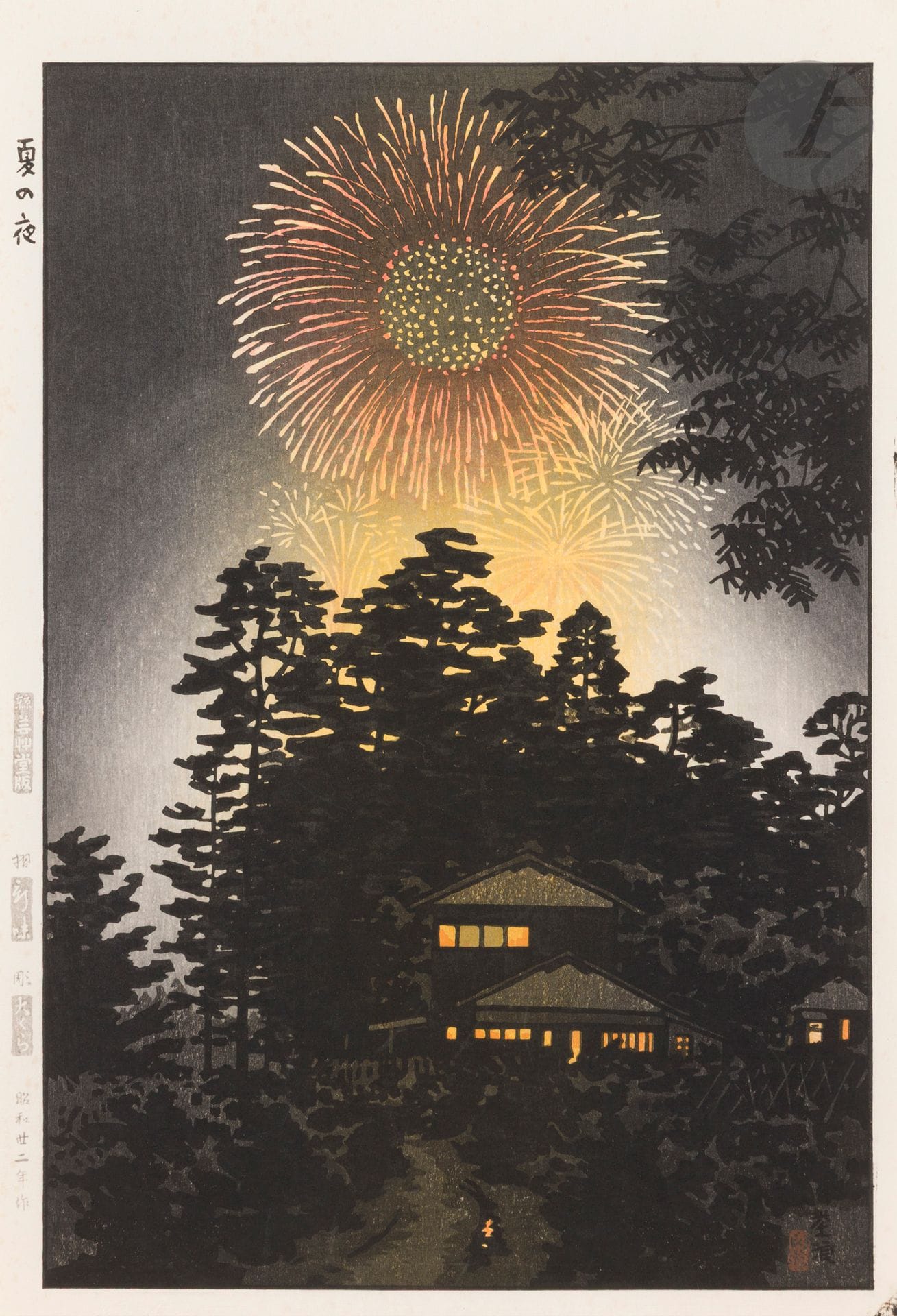 Shiro Kasamatsu (1898-1992), « Nuit d’été » - natsu no yoru - 夏の夜
Une estampe, encre et polychromie sur papier, format oban tate-e représentant un grand feu d’artifice illuminant le ciel sombre de l’été. Au premier plan, un paysage avec des maisons de village et une grande forêt de pins. Datée dans la marge gauche 32e année de l’ère Showa (1957).
Éditeur : Kyōto Unsōdō (han). Imprimeur : Shinmi. Graveur : Okura.