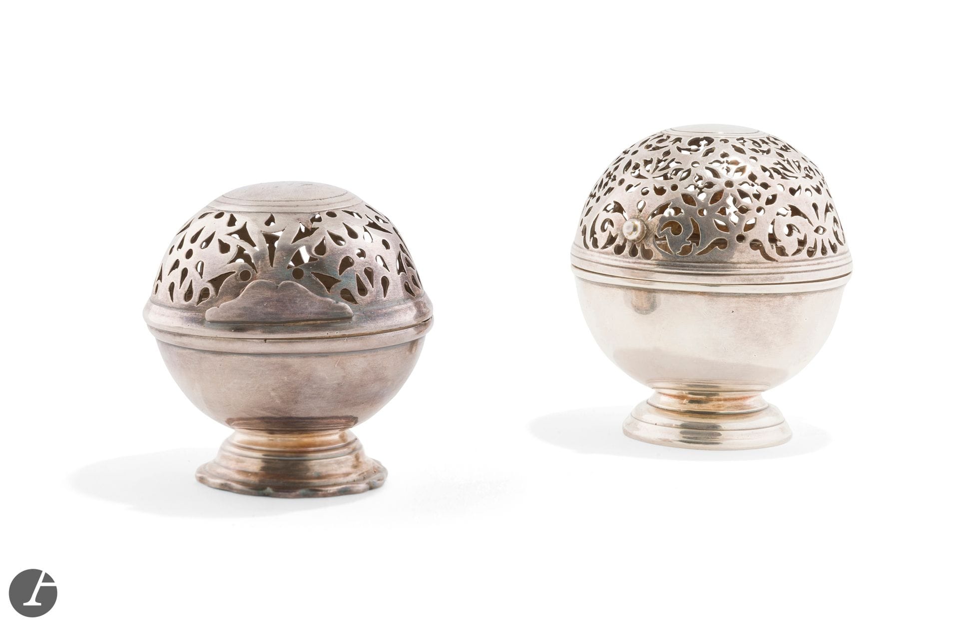 FRANCE 1746 - 1749
Two sponge bowls stamped with a crowned C :
- circular base, hinged lid opening with push-button, pierced with acanthus, tulips, tears and four leaves.
Height: 10 cm,
- poly-lobed base, hinged lid, opening with tab, pierced with tulips, teardrops, rustic palmettes.
Height: 8.8 cm
Condition: small localized accident to beading