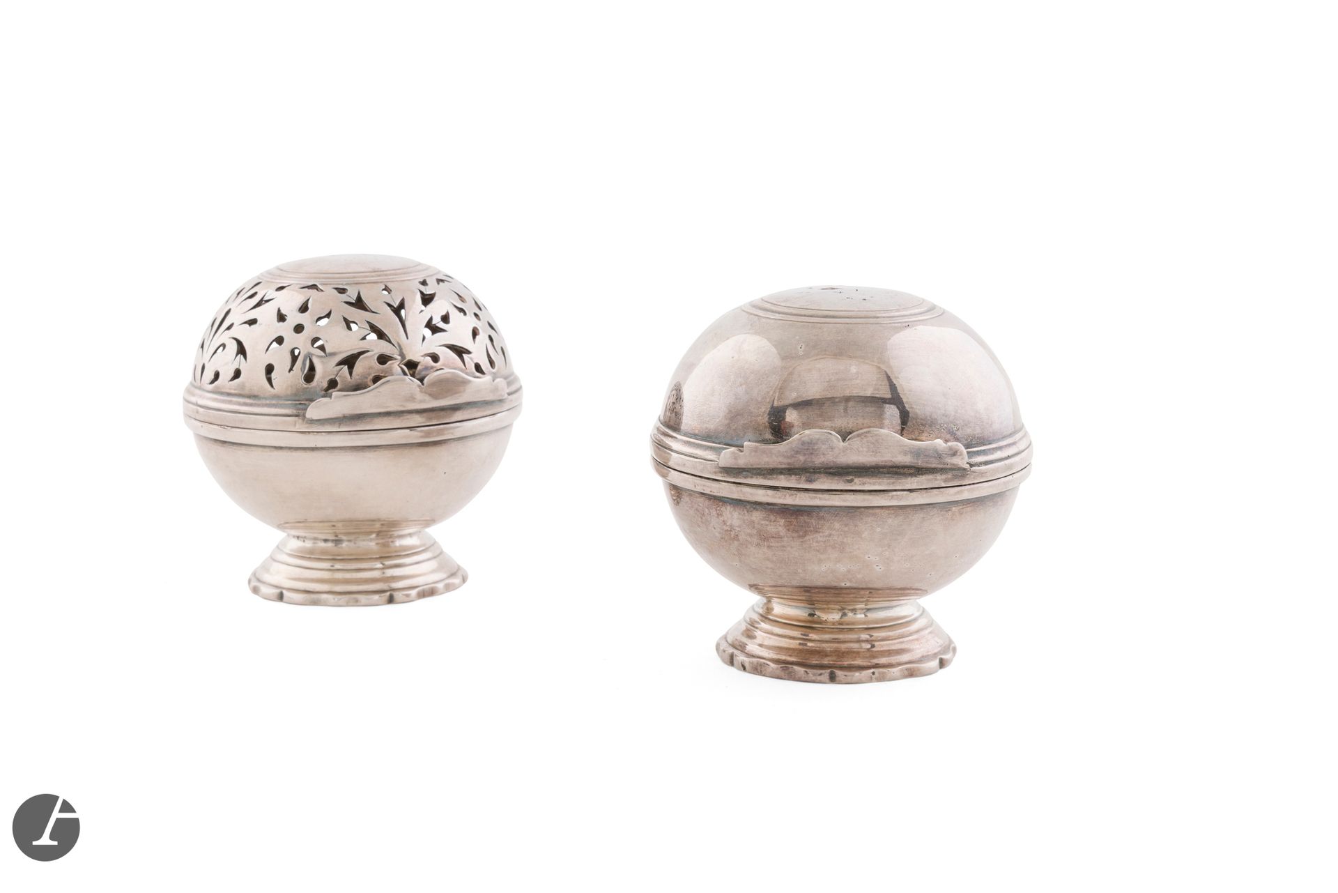 FRANCE XVIIIe siècle
Paire de boules à éponge et à savon en laiton argenté, anciennement plaqué. Elles reposent sur un piédouche polylobé, le couvercle à charnière et ouverture à languettes. Le repercé s'articule autour de motifs de tulipes, larmes, palmettes et marguerites.
Hauteur : 8 cm