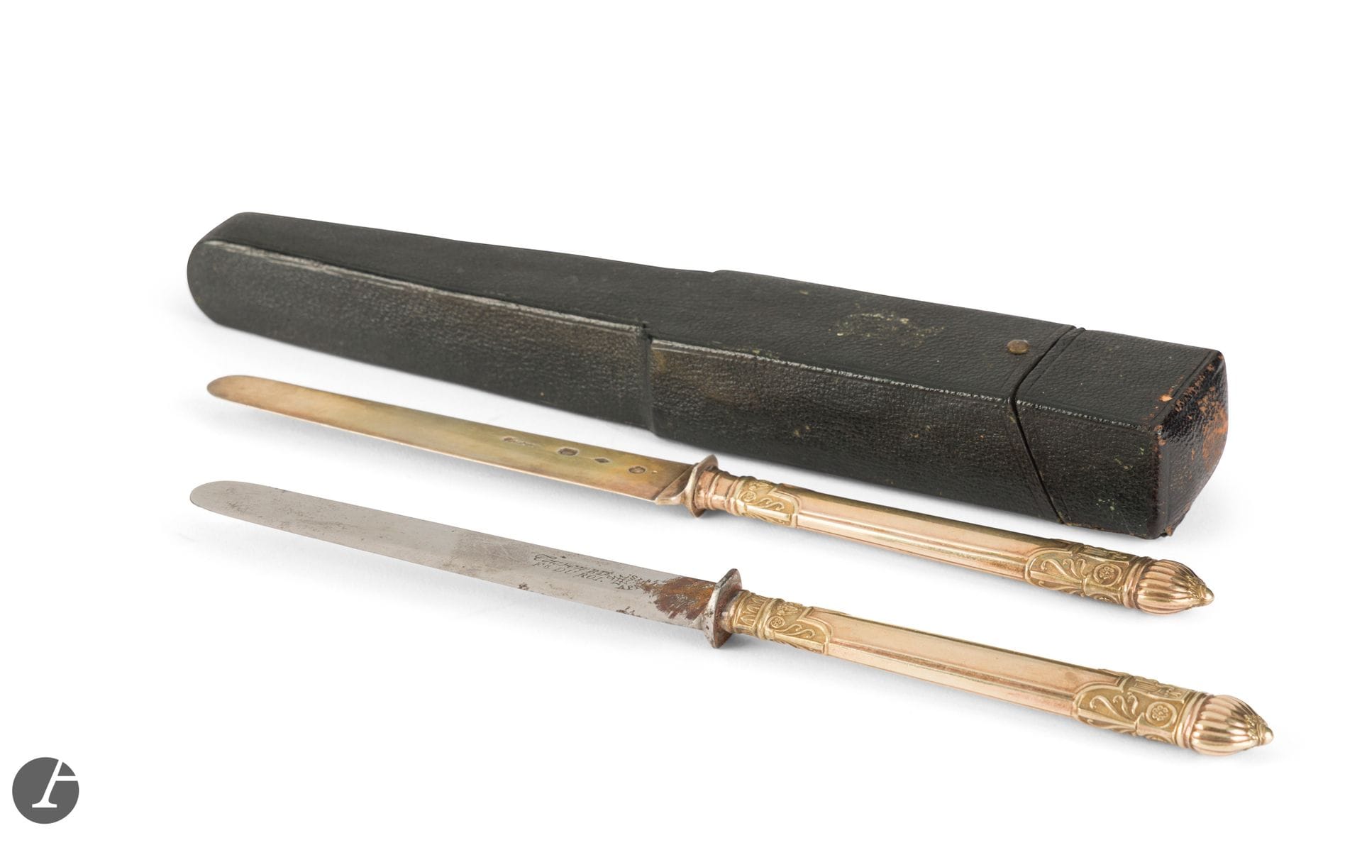 PARIS 1818 - 1838
Deux couteaux les lames en vermeil et acier à bout rond, marquées du nom de l'orfèvre en toutes lettres dans leur écrin en cuir ouvrant à charnière.
Poids brut : 90 g - longueur : 20,5 cm
Orfèvre : TOURON, fournisseur du Roi, en toutes lettres sur les deux lames et poinçon losangique sur la lame en vermeil.