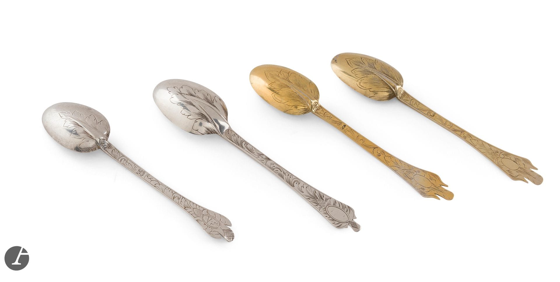 EUROPE XVIIe siècle
Lot composé de quatre cuillers à moka de modèles approchant en argent ou en vermeil, modèle queue de rat à spatules trilobées, gravées sur les deux faces de médaillons libres de gravure (excepté pour une gravée VS). 
Poinçons illisibles
Poids : d'une paire : 15 g - longueur : 10,7 cm, les deux autres : 19 g - longueurs : 11,5 cm et 10,8 cm