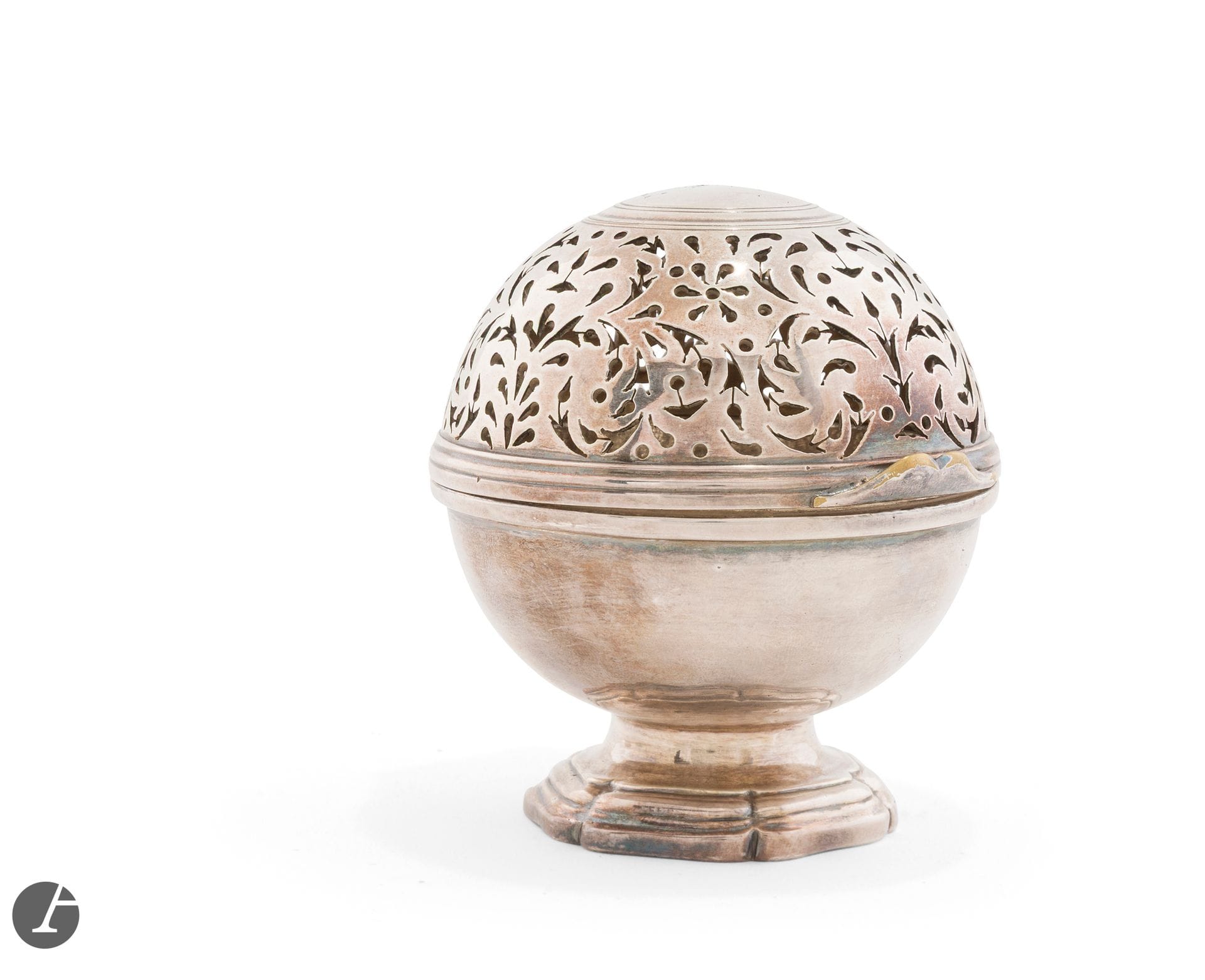 FRANCE 18th century
Antique silver-plated brass sponge ball, resting on a poly-lobed base molded with fillets, hinged lid, tongue opening, pierced with motifs of tulips, daisies, teardrops and dots.
Height: 10 cm