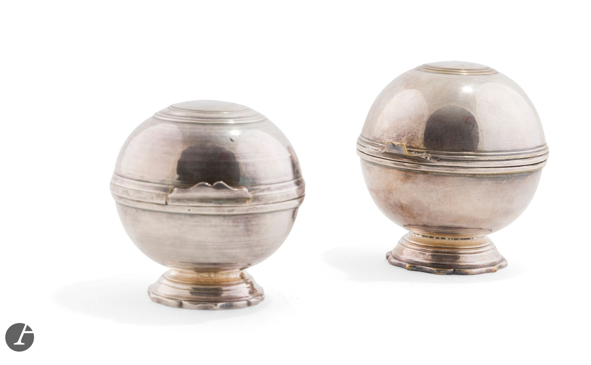 FRANCE 18th century
Two antique silver-plated brass soap bowls, model resting on a polylobed base molded with fillets, hinged opening, tongue opening.
Height: 8 cm and 9.5 cm
Condition of the uppermost one: soldering at the tongue, slightly de-silvered at the top.