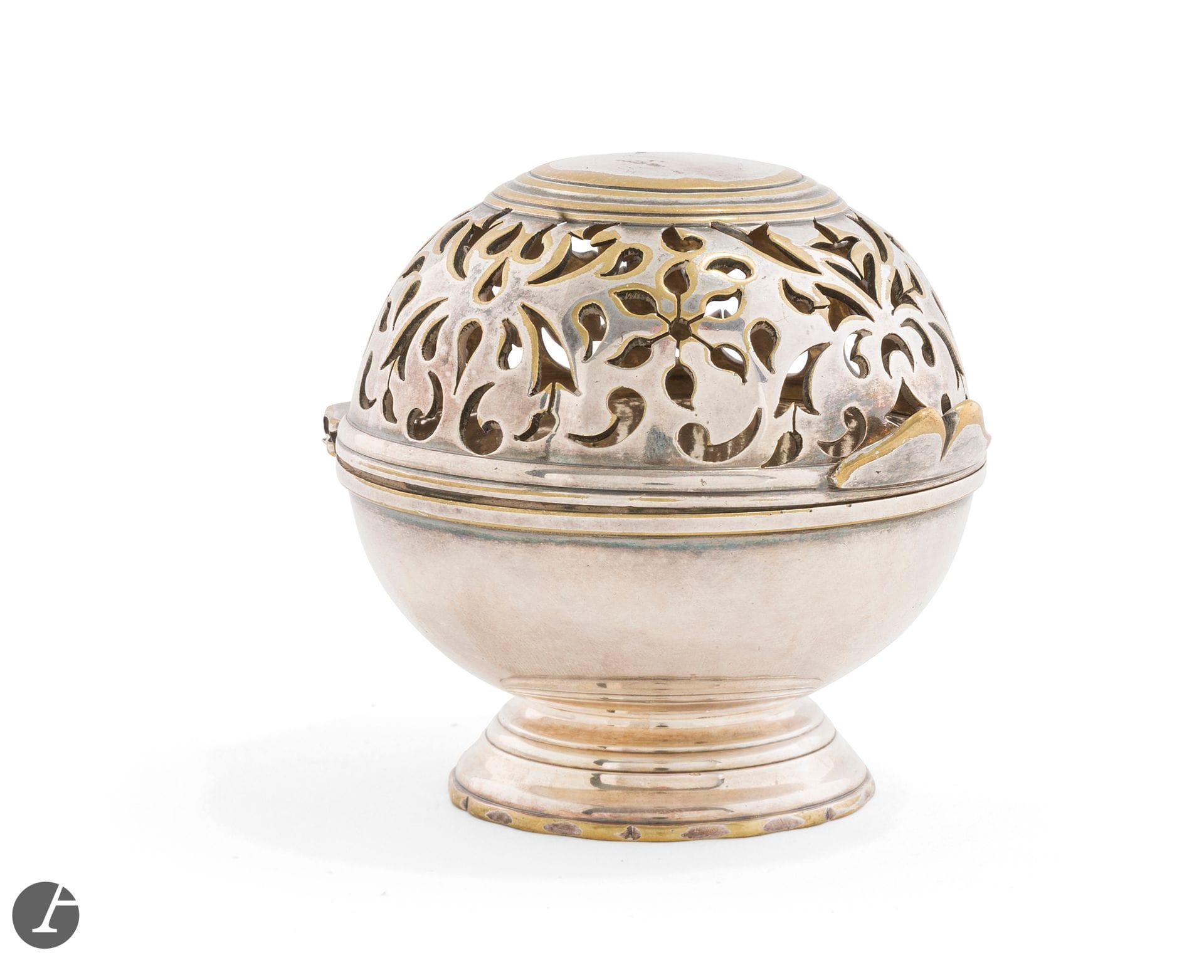 FRANCE 18th century
Antique silver-plated brass sponge ball, resting on a poly-lobed base molded with fillets, hinged lid, tongue opening, wide repercé with tulip, acanthus, teardrop and daisy motifs.
Height: 8 cm
Condition: partially desilvered