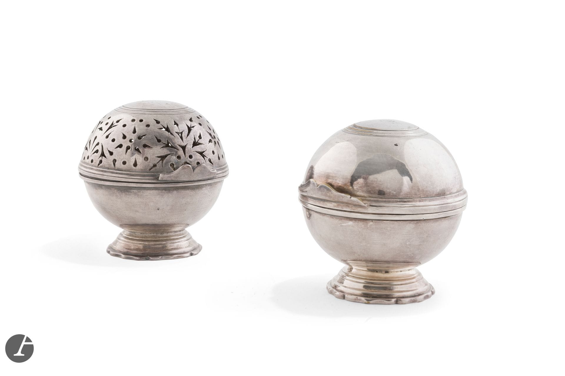 FRANCE XVIIIe siècle
Paire de boules à éponge et à savon en laiton argenté anciennement plaqué. Elles reposent sur un piédouche polylobé, le couvercle à charnière, le repercé s'articule autour de motifs de tulipes, larmes, palmettes et marguerites.
Hauteur : 9 cm
État : manque une goupille à la charnière de la boule à savon