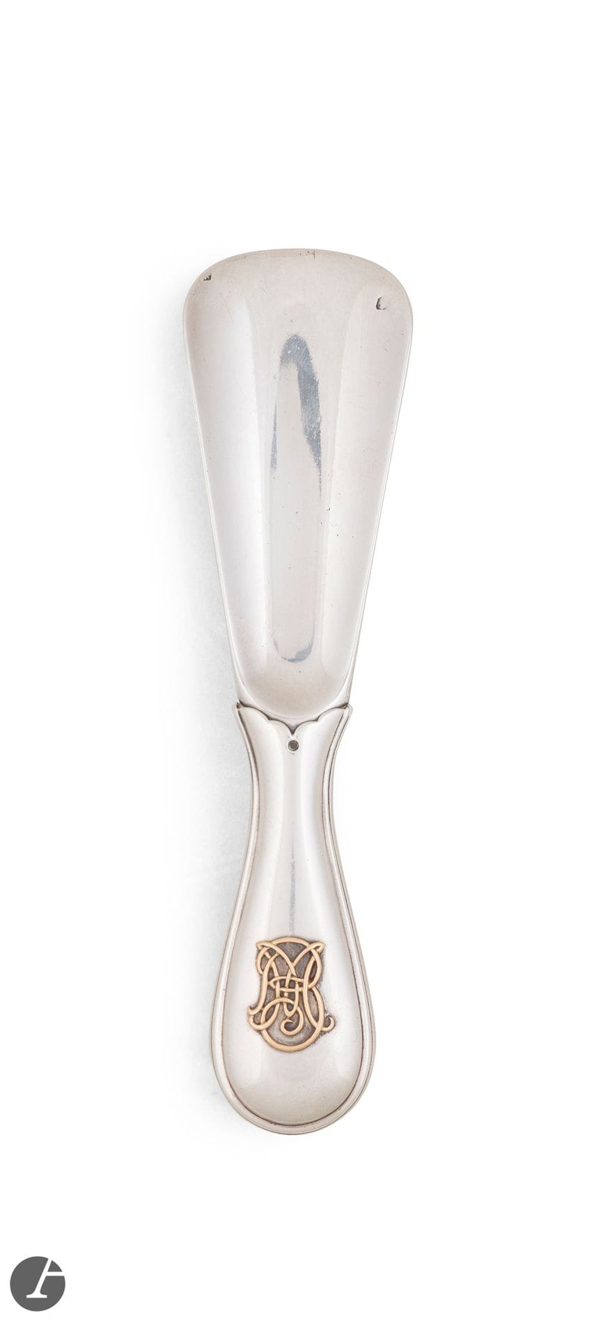 FRANCE 20th century
Fillet-molded silver shoehorn, embellished with a figure of interlaced letters in gold on the handle.
Minerve hallmark
Goldsmith : illegible
Gross weight: 106 g - length: 15.8 cm