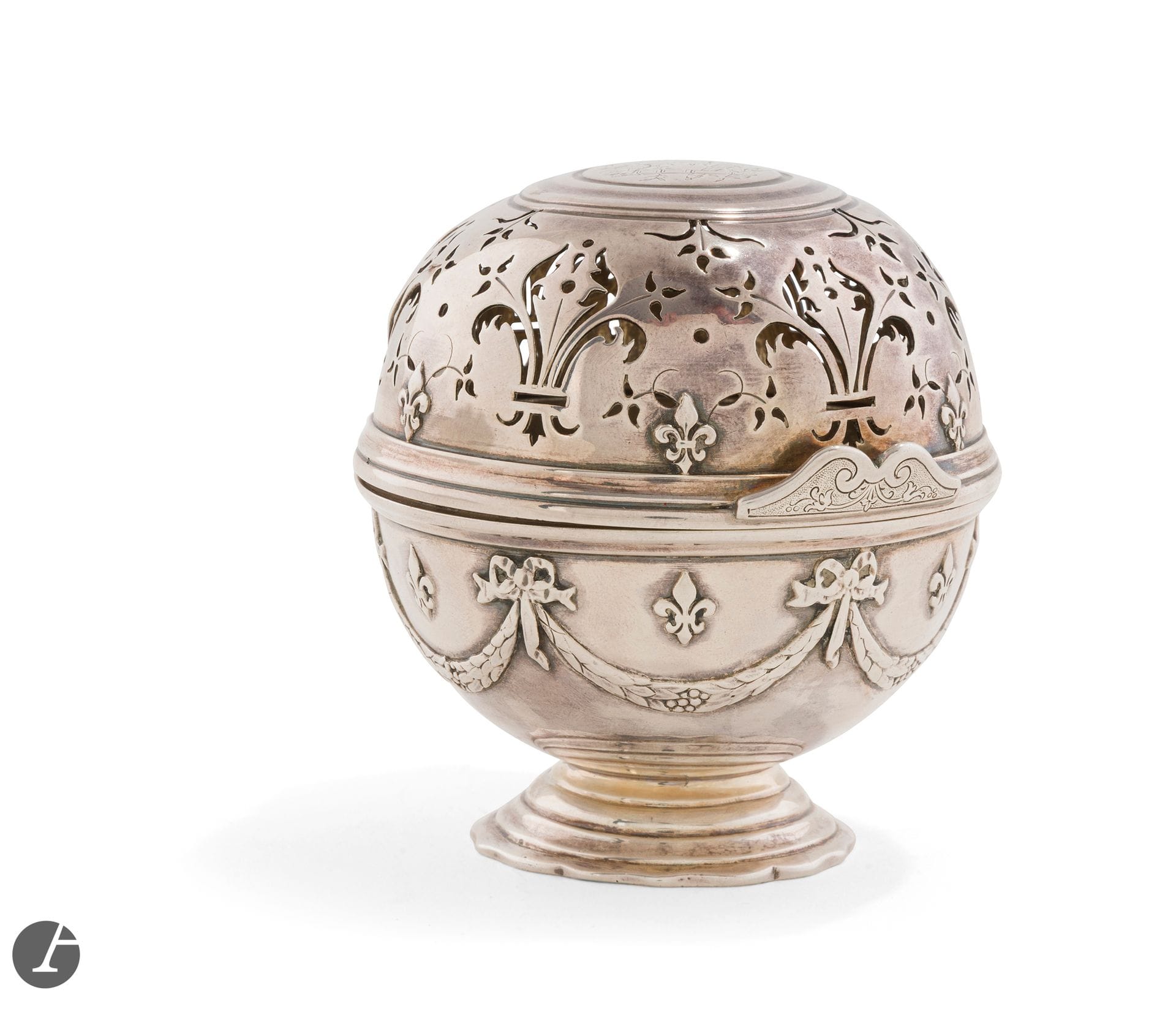 FRANCE 19th century
Silver sponge ball with late 18th-century Parisian hallmarks, decorated with ribbon bows and fleurs-de-lis. Engraved with attributes of love on the top: doves and quiver.
Weight : 215 g - height : 9 cm
Stamped with a boar