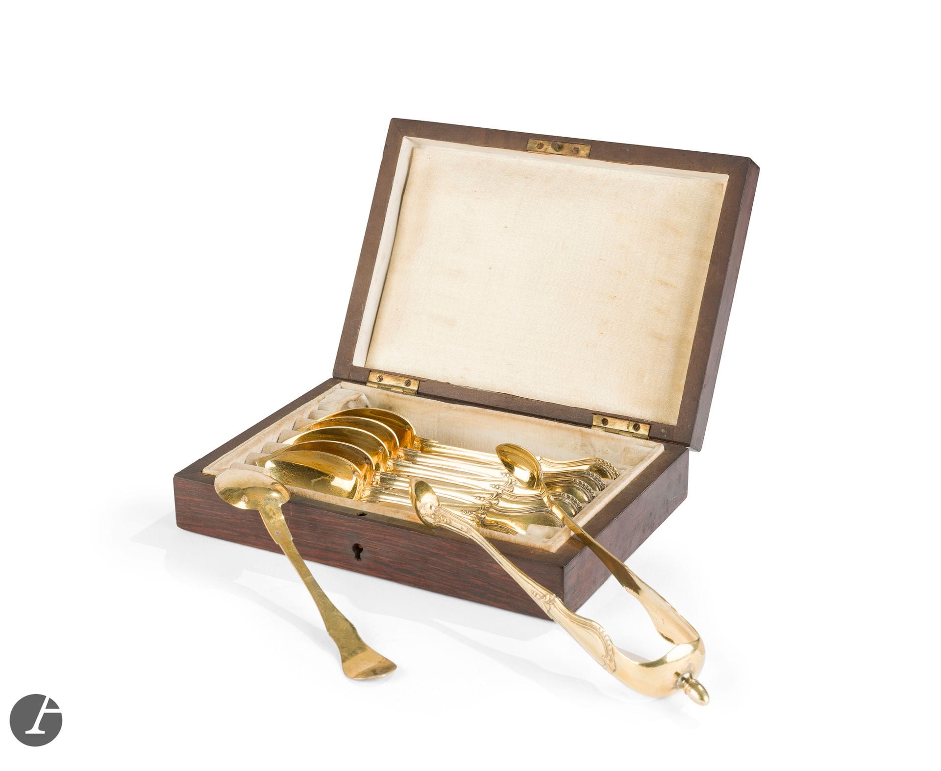 FRANCE deuxième moitié du XIXe siècle
Dans leur coffret en bois doublé de soie, muni de sa clé, un ensemble de six cuillers à thé et leur pince à sucre en vermeil.
Poinçonnées au sanglier pour une et à la minerve pour l'ensemble
Orfèvre : LB un chandelier indéterminé
Poids net : 140 g
État : parfait état du vermeil
Dimensions du coffret : longueur : 18,7 cm - largeur : 13 cm - hauteur : 4 cm