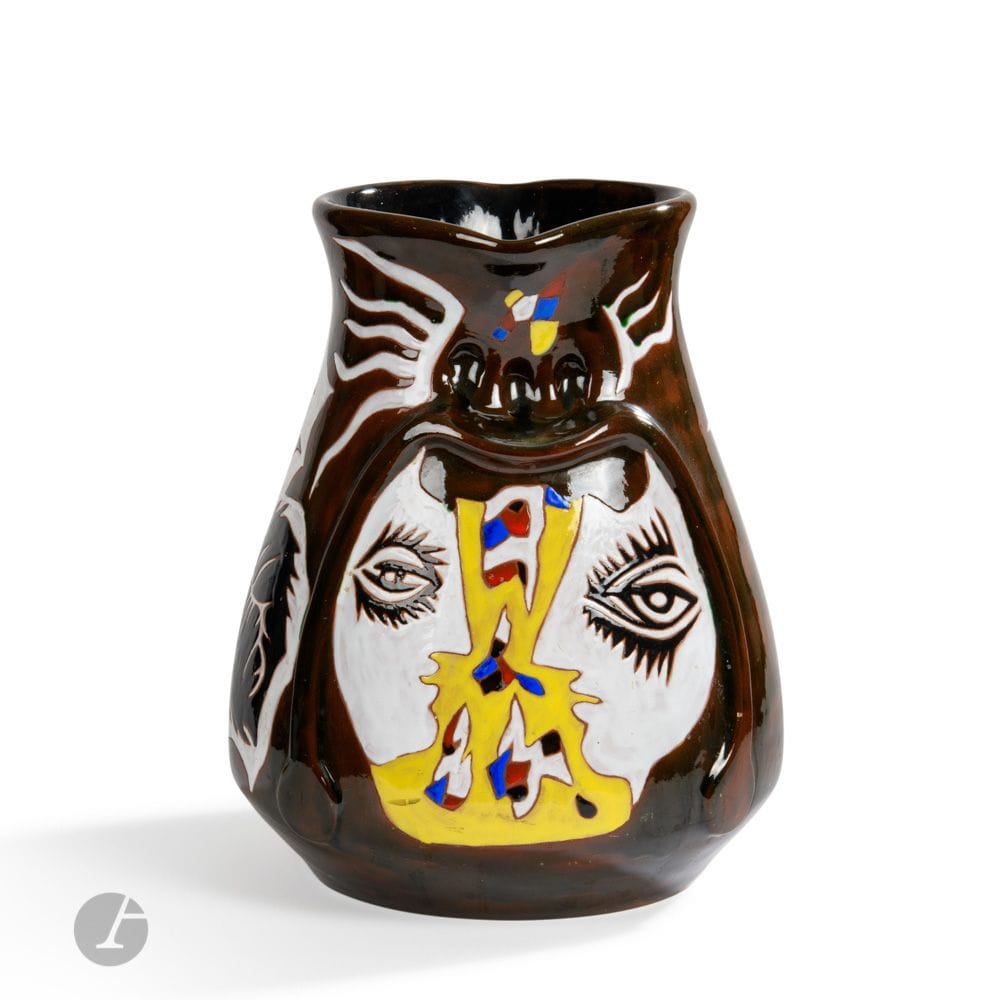 JEAN LURÇAT (1892-1966) PEINTRE CARTONNIER & SANT VICENS POTERIE
Vase Baroque, épreuve numérotée 4/25, un exemplaire identique conservé au Musée des Arts Décoratifs, Paris
Très important vase piriforme à large col terminé par deux becs verseurs; l’un présentant trois enfoncements au pouce à sa base.
Épreuve en céramique émailléepolychrome; le décor de deux profils affrontés traités en blanc aux cernes bruns et aux motifs polychromes dans un cartouche au contour en relief, le décor des quatre profils – bleu, rouge, jaune et blanc dans un cartouche en relief évoquant un hublot – le tout sur un fond marron aux motifs feuillagés noir et blanc.
Années 1960.
Quelques infimes sauts d’émail épars.
Marqué Dessin J. LURÇAT Sant Vicens B.R. et numéroté 4/25 au revers.
Hauteur: 38cm – Largeur: 35cm

Collections publiques:
- Musée des Arts décoratifs, Paris – Un modèle identique, numéroté 1/25, est conservé dans les collections de cette institution sous le numéro d’inventaire 2003.124.1.
- Musée d’Art Moderne, Céret – Un modèle identique, à légère variante, est conservé dans les collections de cette institution. 

Expositions: 
- Hommage à Jean Lurçat – Musée des beaux-arts, Lyon, 1966. Un Vase baroque présenté à l’occasion de cette manifestation (N°18).
- JeanLurçat:la terre,le feu, l’eau, l’air – Musée d’art Hyacinthe Rigaud, Perpignan, du 22 juin au 29 décembre 2024. Un modèle identique, à légère variante, présenté lors de cette manifestation (N°117). 

Bibliographie: 
- Béatrice Salmon (dir.) – Céramiques XXe siècle: collection du musée des Arts décoratifs – Éditions du Musée des Arts décoratifs, Paris, 2006. Un modèle identique reproduit page 115. 
- Collectif – Création en France, Arts décoratifs 1945-1965: répertoire alphabétique – Éditions Gourcuff Gradenigo, Montreuil, 2009. Un modèle identique reproduit page 214.
- Pascale Picard et Salima Hella (dir.) – JeanLurçat:la terre,le feu, l’eau, l’air – Catalogue de l’exposition organisée au musée d’art Hyacinthe Rigaud, Perpignan (22 juin – 29 décembre 2024), Silvana Editoriale, Milan, 2024. Un modèle identique, à légère variante, référencé sous le numéro 117 du catalogue et reproduit page 199.