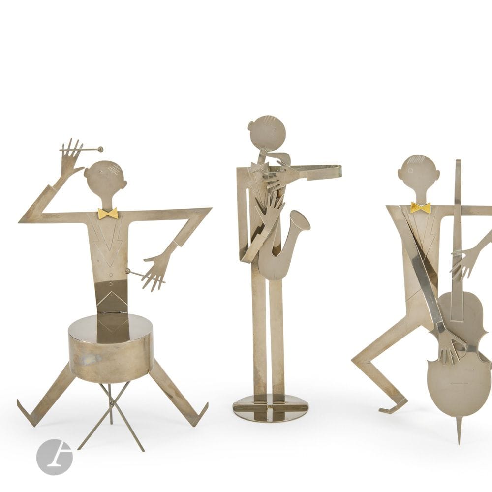 FRANZ HAGENAUER (1906-1986) CONCEPTEUR DU MODÈLE – ATELIER HAGENAUER Á VIENNE (AUTRICHE)
L’Orchestre de Jazz – Le saxophoniste, le violoncelliste, le batteur, les modèles créés vers [1984], l’édition de 1984 à 1987
Trois sculptures titres.
Épreuves en laiton nickelé; le nœud papillon du violoncelliste et celui du batteur non nickelés.
Chaque sujet marqué HAGENAUER Wien et du cachet circulaire WHW, deux sujets (Le saxophoniste et le violoncelliste) portent la mention Made in Austria; sous la base pour le saxophoniste, au dos pour les deux autres musiciens.
Hauteurs: 34,5cm – 30,5cm – 33cm

Archives et œuvres en rapport: 
MAK - Museum für angewandte Kunst, Vienne – Des modèles identiques reproduits sur une photographie issue des archives Hagenauer conservée dans les collections de cette institution sous le numéro d’inventaire HAF 896; les photographies des sculptures grand format de chacun de nos modèles conservées sous les numéros HAF 856, 857 et 858. 

Exposition et œuvres en rapport: 
Franz Hagenauer – Leopold Museum, Vienne, du 20 mai au 12 septembre 2022. La sculpture grand format de notre modèle de saxophoniste présentée lors de cette manifestation. 

Bibliographie: 
- Alastair Duncan – Art Deco sculpture – Éditions Citadelles & Mazenod, Paris, 2016. Les sculptures grand format de nos modèles de saxophoniste et de batteur reproduites page 263. 
- Ivan Ristić et Hans-Peter Wipplinger Herausgeber (éds.) –Franz Hagenauer – Catalogue publié à l’occasion de l’exposition organisée au Leopold Museum, Vienne (20 mai – 12 septembre 2022), Verlag der Buchhandlung Walther undFranzKönig / Leopold Museum, Cologne / Vienne, 2022. La sculpture grand format de notre modèle de saxophoniste reproduite page 193 et citée page 223.