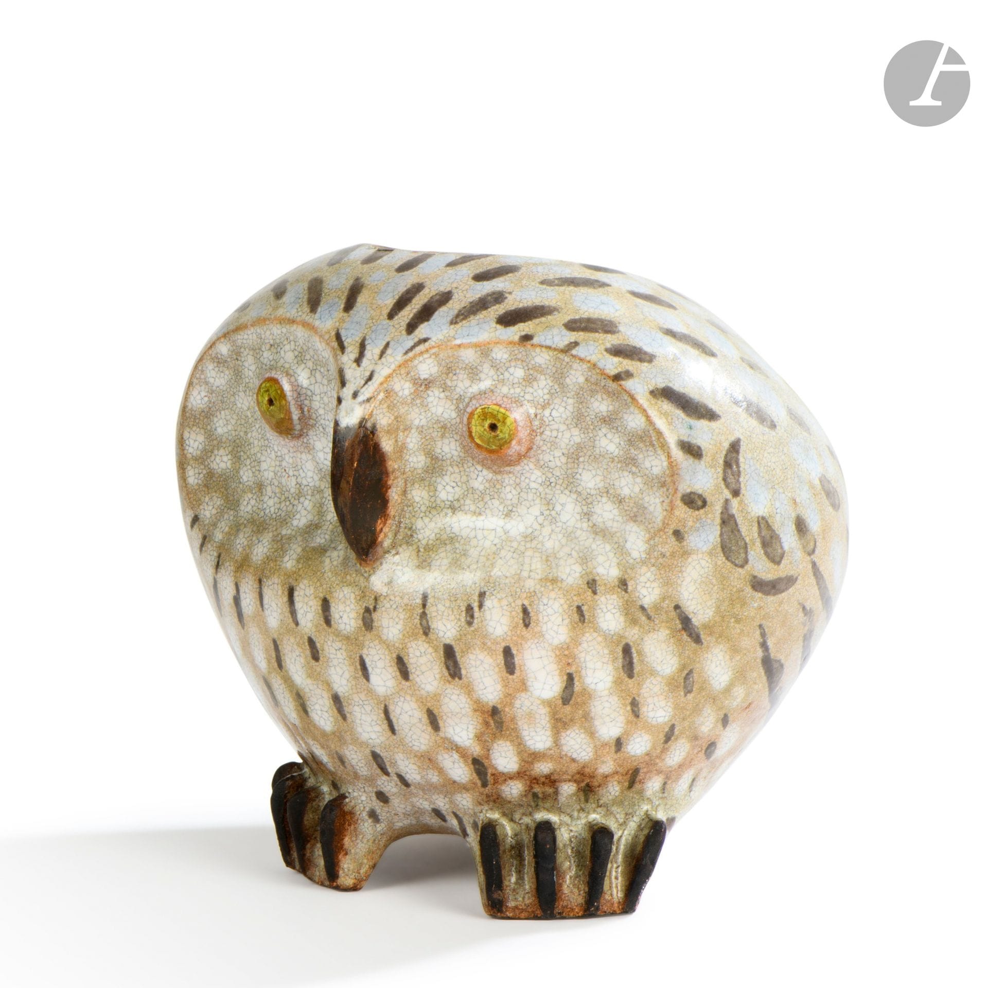 FRANÇOIS RATY (1928-1982)
Chouette, 1954
Vase zoomorphe.
Épreuve en céramique émaillée; le plumage polychrome sur fond ivoire et brun aux fines craquelures.
Restaurations.
Signé, situé et daté RATY 1954 Vallauris, en incisions sous couverte, porte une étiquette lacunaire, possiblement d’exposition, avec des mentions manuscrites à l’encre.
Hauteur: 19cm – Longueur: 20cm – Profondeur: 17cm

À noter:
Une œuvre à rapprocher de notre Chouette figure sur une affiche d’exposition organisée par la Galerie 65 à Cannes, du 5 avril au 24 avril 1958.

Expositions et œuvres en rapport:
- Concours National de la Céramique d’Art – Juillet - août – septembre 1966. Une Chouette de François Raty, présentée lors de cette manifestation, primée et reproduite au catalogue (sans pagination).
- Raty – Musée de la Céramique Vallauris Golfe-Juan,  du 17 mars au 6 juin 2011. Des Chouette(s) de François Raty présentées lors de cette manifestation et reproduites au catalogues (pages 14, 17 et 18).

Bibliographie et œuvre en rapport:
Anne Lajoix – L’Âge d’or de Vallauris – Les Éditions de l’Amateur, Paris, 1995. Des Chouette(s) de François Raty reproduites pages 103 et 169.