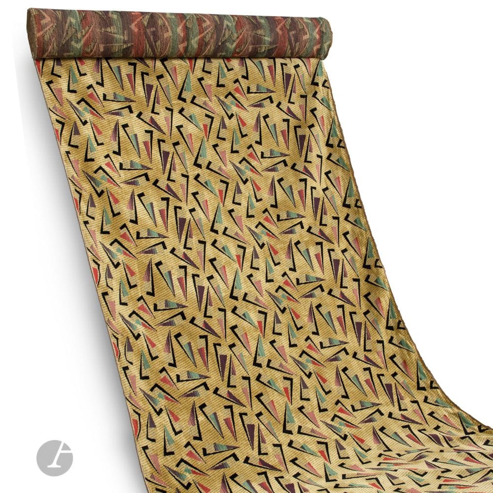 HÉLÈNE HENRY (1895-1961)
Les Clous, le motif créé en [1921]
Important rouleau de tissu d’ameublement (sièges, murs, doubles-rideaux) réalisé au métier à tisser.
Soie artificielle – Jacquard double avec deux trames, chaîne de schappe. 
Longueur: 16,5 m – Largeur: 1,35 m – Soit 22,27 m2

Collections publiques: 
Centre Pompidou, Paris – Un nuancier figurant un motif identique, à variante de couleurs, est conservé dans les collections de cette institution sous le numéro d’inventaire AM2016-1-3.

Archive: 
Smithsonian Libraries and Archives, Washington DC – Une tenture murale au motif identique reproduite sur une photographie de Thérèse Bonney conservée dans les archives de cette institution sous le numéro SIL-SIL-Bonney-STS019-A.

Expositions: 
- XVIe Salon de la Société des Artistes Décorateurs – Grand Palais des Champs-Élysées, Paris, du 11 mai au 8 juillet 1926. Une tenture murale au motif identique présentée lors de cette manifestation derrière une coiffeuse par D.I.M. (Décoration Intérieure Moderne). 
- Hélène Henry: les tissus de la modernité – Villa Noailles, Hyères, du 25 juin au 5 septembre 2021. Des tissus au motif identique présentés lors de cette manifestation. 

Bibliographie:
- Art & Décoration – N°8 d’août 1928. Une tenture murale au motif identique reproduite page 37 sur une photographie de l’aménagement de la salle à manger de Robert Draëger par Francis Jourdain. 
- Art et Décoration – Janvier 1931. Un motif identique reproduit page 6, au sein d’un article consacré aux tissus d’Hélène Henry. 
- L’Art vivant – Juin 1933. Un motif identique reproduit sur une publicité pour les tissus Hélène Henry. 
- Art et Industrie – Septembre-octobre 1933. Un motif identique reproduit page 36, au sein d’un article consacré à l’œuvre d’Hélène Henry. 
- Léon Moussinac – Francis Jourdain – Pierre Cailler Éditeur, Genève, 1955. Une tenture murale au motif identique reproduite planche 16 sur une photographie de l’aménagement de la salle à manger de Robert Draëger par Francis Jourdain.
- Stéphane Boudin-Lestienne et Alexandre Mare – Hélène Henry: les tissus de la modernité – Catalogue de l’exposition organisée à la Villa Noailles, Hyères (25 juin – 5 septembre 2021), Éditions Gourcuff Gradenigo, Montreuil, 2021. Un motif identique reproduit page 57; des motifs identiques à variantes de couleur reproduits pages 13, 25, 54, 56, 57, 58 et 59.