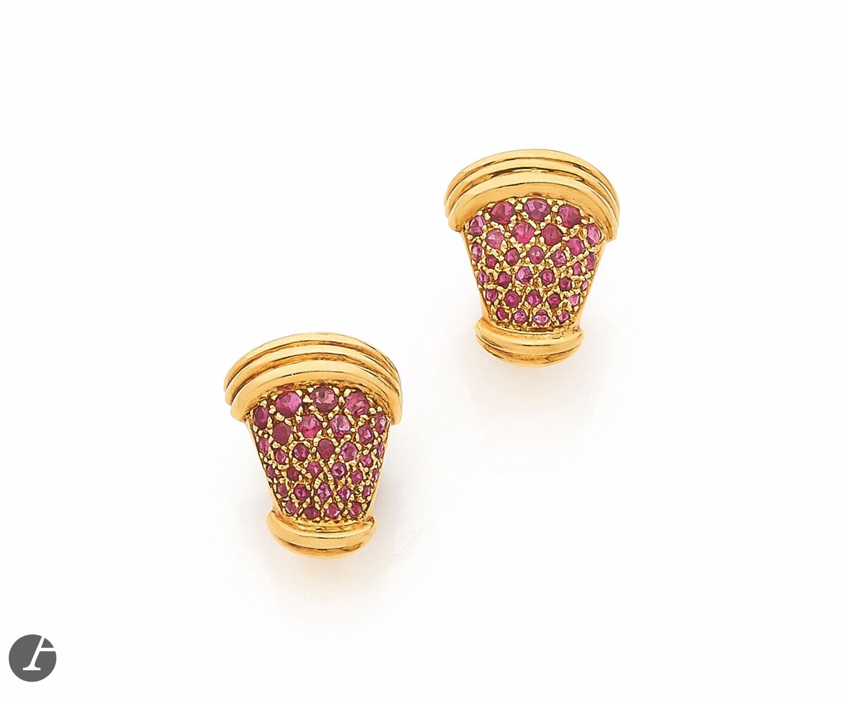 POIRAY 
Paire de clips d'oreilles en or 18K (750) godronné, pavés de rubis. Signés et numérotés. Travail français. Hauteur : 1,7 cm environ. Poids brut : 9,6 g (micro-chocs)