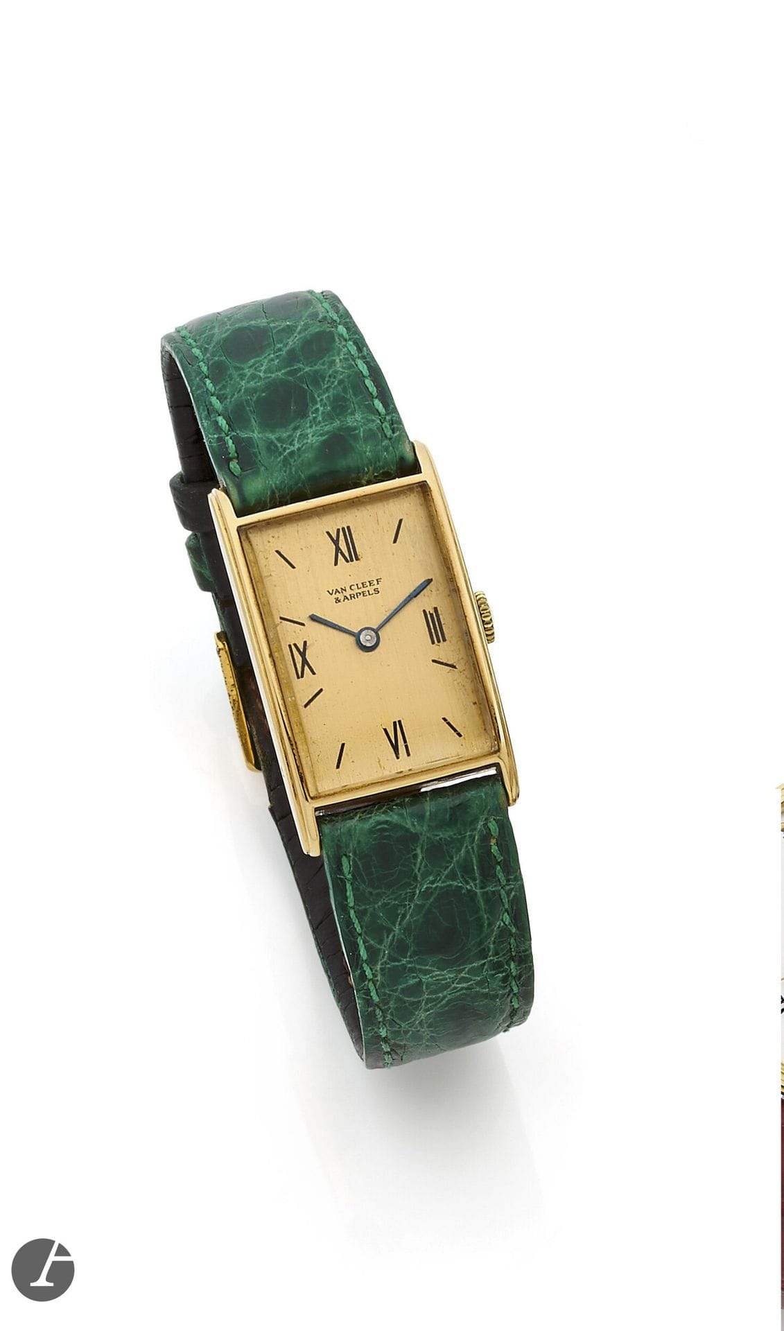 TRAVAIL FRANCAIS  
Montre bracelet en or jaune 18K (750) sur cuir. 
Boîtier : rectangulaire, poinçons français. 
Cadran : doré, signé Van Cleef & Arpels 
Mouvement : mécanique, non signé. 
Bracelet : cuir avec boucle ardillon en métal rapportée. 
Numérotée 6205 Dim. 36 x 21 mm Poids brut : 28,4 g