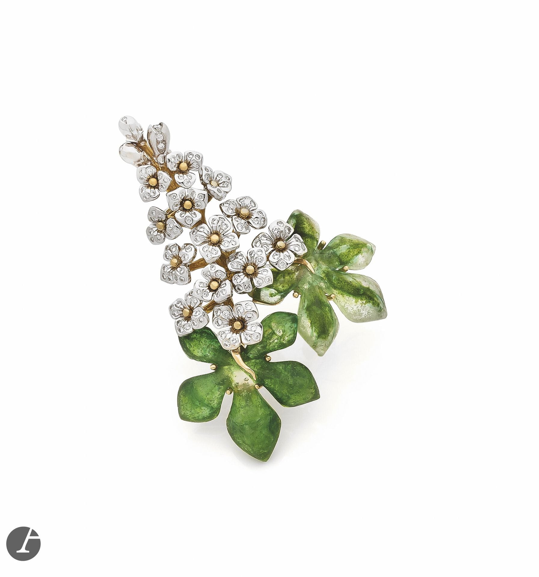 MARCHAK Broche-clip tubéreuse en or 18K (750), les fleurs serties de diamants ronds de taille brillant, les feuilles en verre moulé. Signé et numéroté. Travail français. Hauteur : 8 cm environ. Poids brut : 54,6 g

 Cette composition fait la part belle à la pâte de verre utilisée ici pour représenter les feuilles. C'est Gilbert Cauët chez Marchak qui remet à l'honneur la technique de la pâte de verre depuis longtemps délaissée en bijoux après avoir connu un immense succès au début du XXe siècle. Il s'inspire des écrits d'Argy-Rousseau pour en comprendre le procédé, puis, petit à petit réaliser ses propres créations. Le grand clip que nous proposons aujourd'hui est typique de cette recherche entreprise dès la fin des années 1990 et qui donna lieu à des bijoux très originaux.
 Marguerite de Cerval, Marchak, 2006, p. 20-21