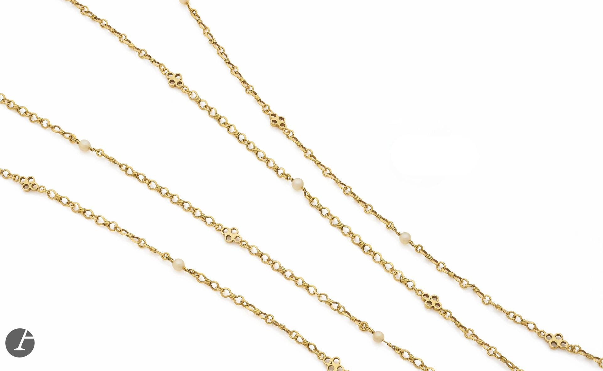 Sautoir en or 18K (750), ponctué de petites perles peut-être fines. Travail de la fin du XIXe siècle. Longueur : 160 cm environ. Poids brut : 44,1 g