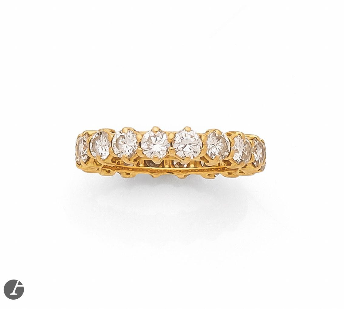 American wedding band in 18K (750) gold, entirely set with round brilliant-cut diamonds. Finger size: 53. Gross weight: 3.6 g (micro-shock)