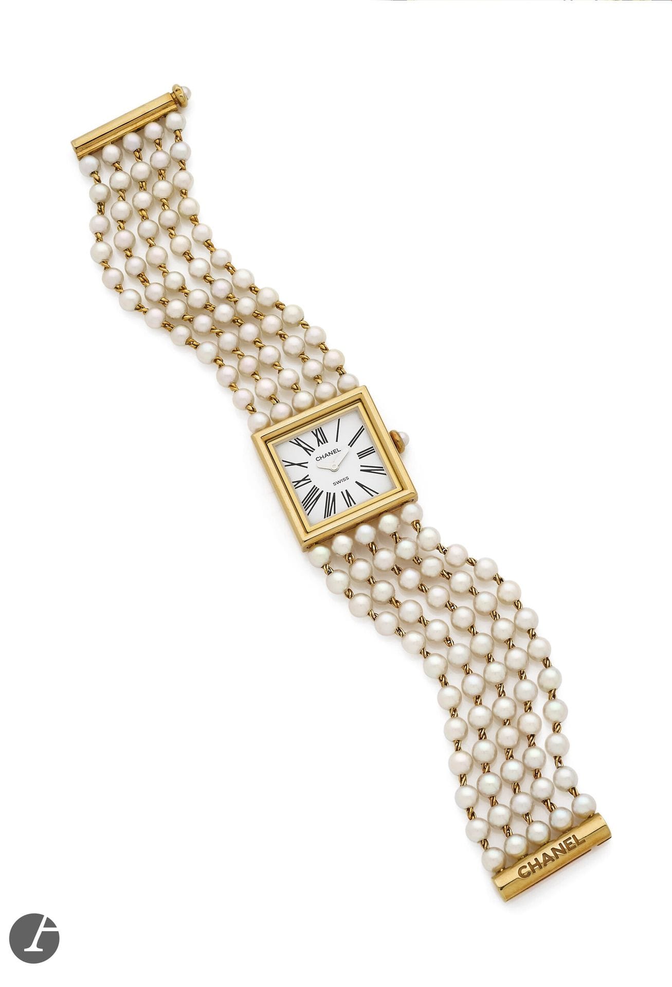 CHANEL MADEMOISELLE 
ANNÉES 90 
Montre bracelet de dame en or jaune 18K (750) et perles de culture. 
Boîtier : carré, fond à pression. 
Cadran : blanc, index chiffres romains peints. 
Mouvement : quartz. 
Bracelet : composé de cinq rangs de perles de culture, barrette en or coulissante, signée. 
Signée et numérotée Q.B. 08432. Diam. 22,5 mm Longueur : 16,5 cm. Poids brut : 46,7 g