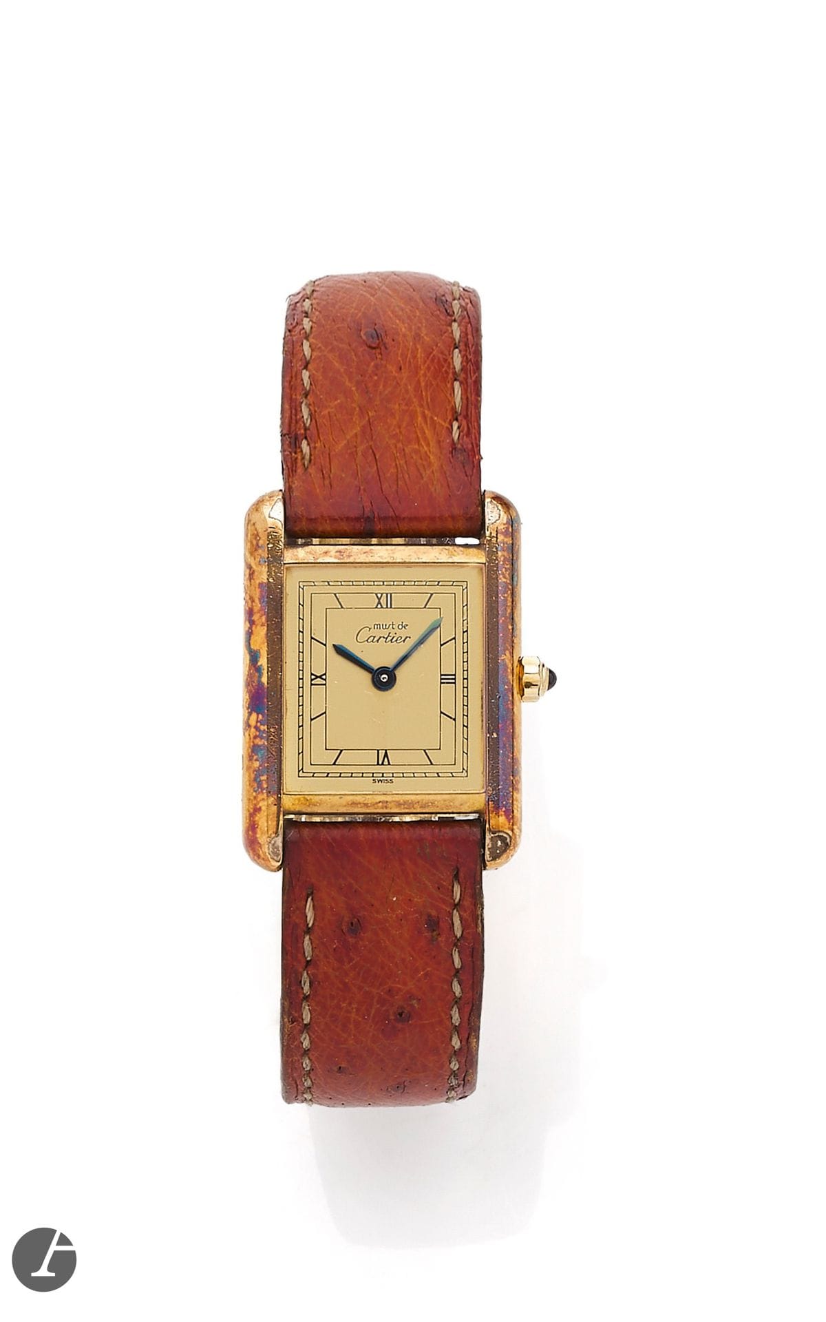 CARTIER 
TANK MUST. REF. 3 66001. 
ANNÉES 80 
Montre bracelet en vermeil argent (925) plaqué or sur cuir. 
Boîtier : rectangulaire, fermeture à vis sur le fond et la carrure. 
Cadran : doré deux tons, index chiffres romains peints et minuterie chemin de fer, aiguilles glaive en acier bleui. 
Mouvement : quartz. 
Bracelet : cuir avec boucle déployante en or jaune, signée. Signée et numérotée 05295. Dim. 28 x 20 mm  Poids brut : 27,6 g