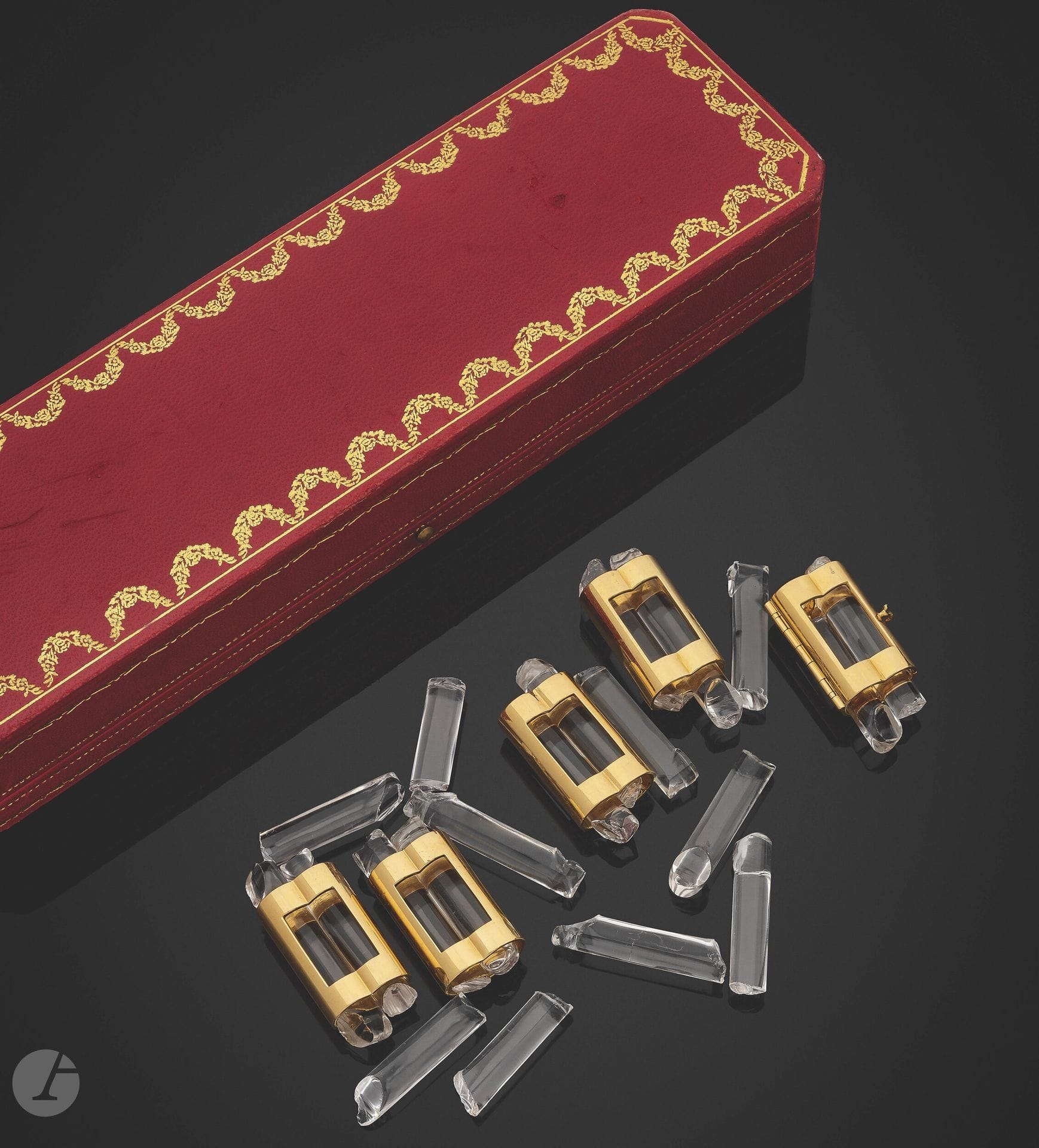 CARTIER Vestiges de bracelet en or 18K (750) et cristal de roche. Signé et numéroté. Travail français des années 1940. Poids de l'or : 57 g (manques)
