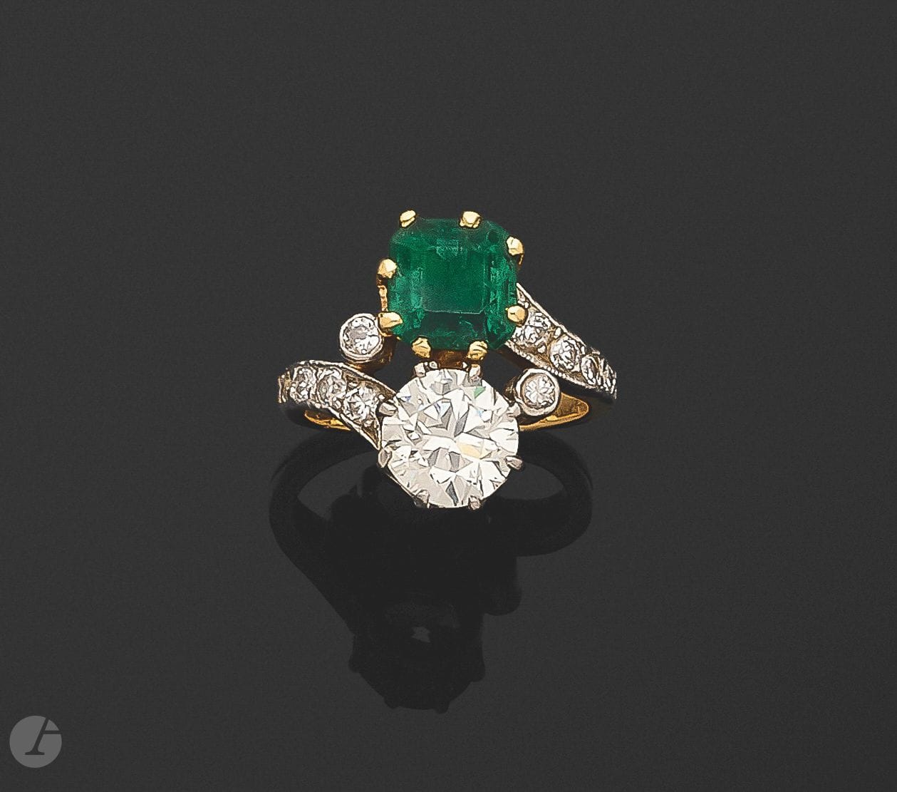 toi et moi ring in 18K (750) gold, set with a round half-cut diamond, an octagonal emerald and old-cut diamonds on the shoulders. Finger size: 44. Diamond dimensions: approx. 6.7 x 6.9 x 4.1 mm. Emerald size: approx. 6.6 x 6.6 x 3.7 mm. Gross weight: 5 g (knocks and missing material).