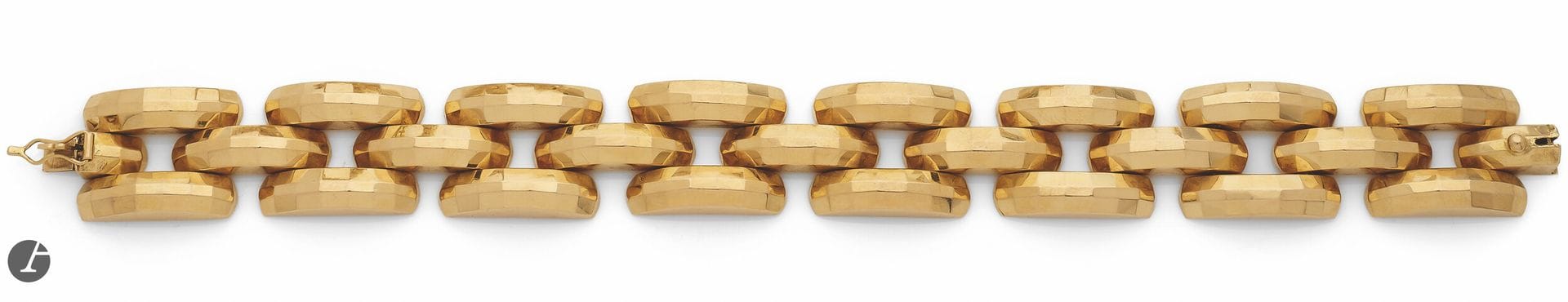 Bracelet en or 18K (750), articulé de maillons bombés facettés. Travail des années 1940. Dimensions : 20 x 1,7 cm environ. Poids : 36,9 g