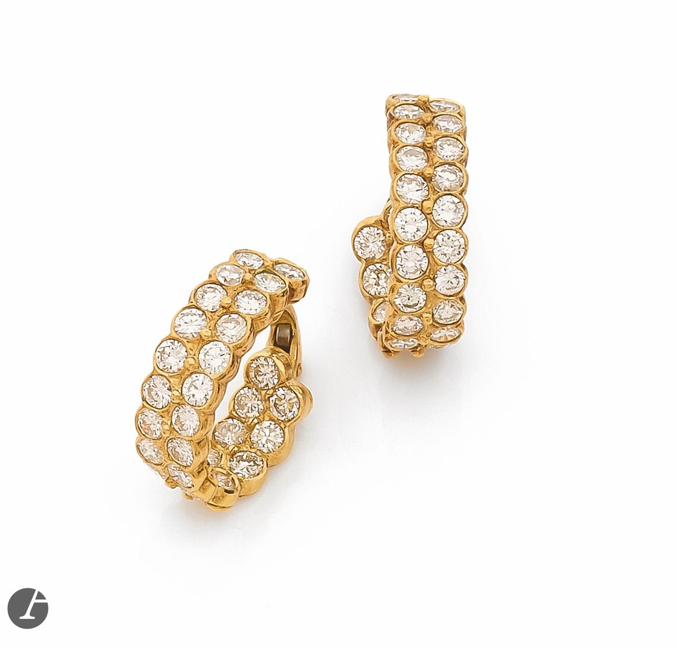 Paire de créoles en or 18K (750), ornées de diamants ronds de taille brillant. Hauteur : 2,2 cm environ. Poids brut : 14,8 g (manque)