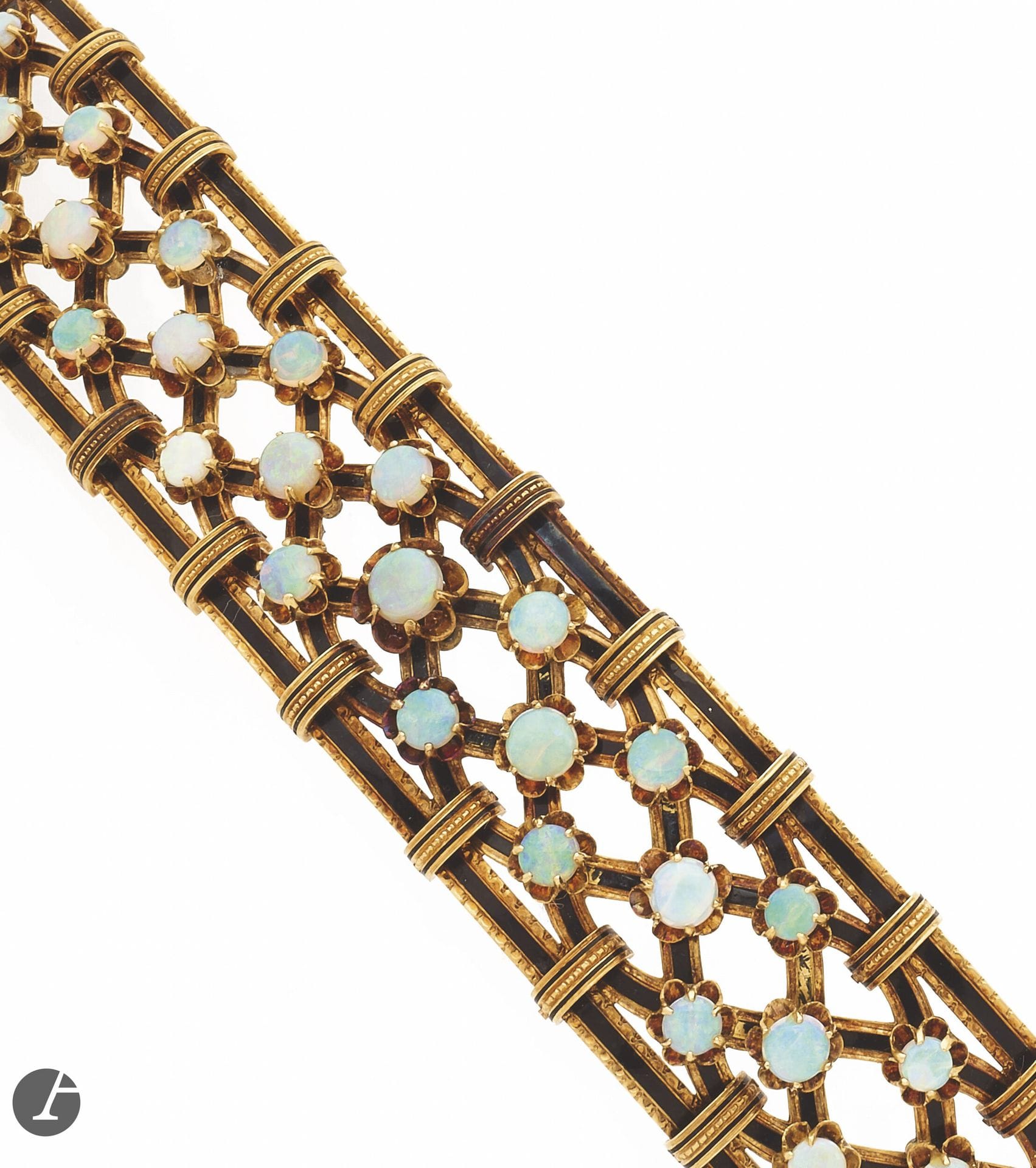 Bracelet articulé en or 18K (750), orné de croisillons émaillés ponctués d'opales cabochons. Travail de la seconde moitié du XIXe siècle. Dimensions : 17,5 x 2,3 cm environ. Poids : 54,9 g (manques à l'émail)