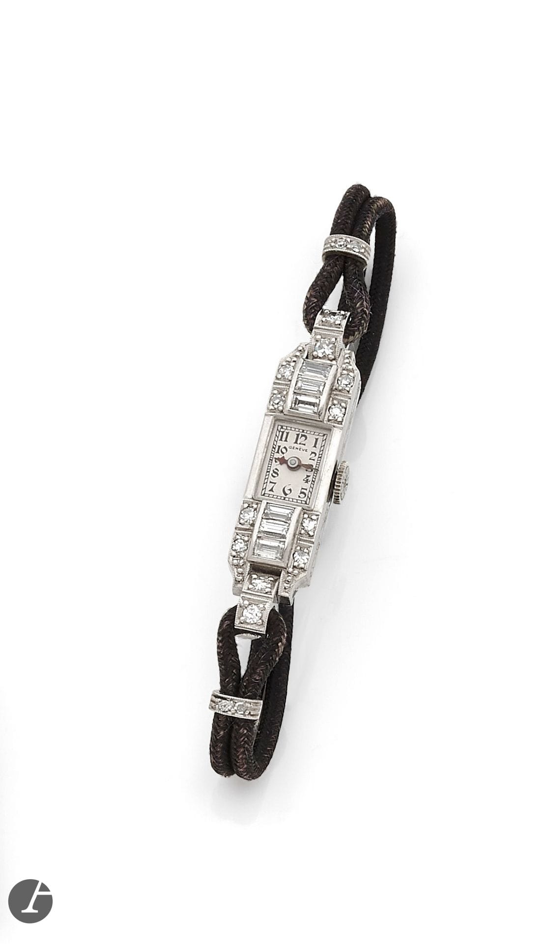 TRAVAIL SUISSE 
ANNÉES 30 
Petite montre bracelet de dame en platine (925 millièmes) et diamants sur cordon. 
Boîtier : baguette en plaine, attaches 'rouleau' serties de diamants baguette, dans un entourage de diamants, carrure et fond ciselés. 
Cadran : argenté, index peints, signé Genève. 
Mouvement : mécanique, signé Sapho, Genève. 
Bracelet : double cordon, boucle simple métal.
Numérotée 425. Dim. 29 x 8,5 mm Poids brut : 11,1 g