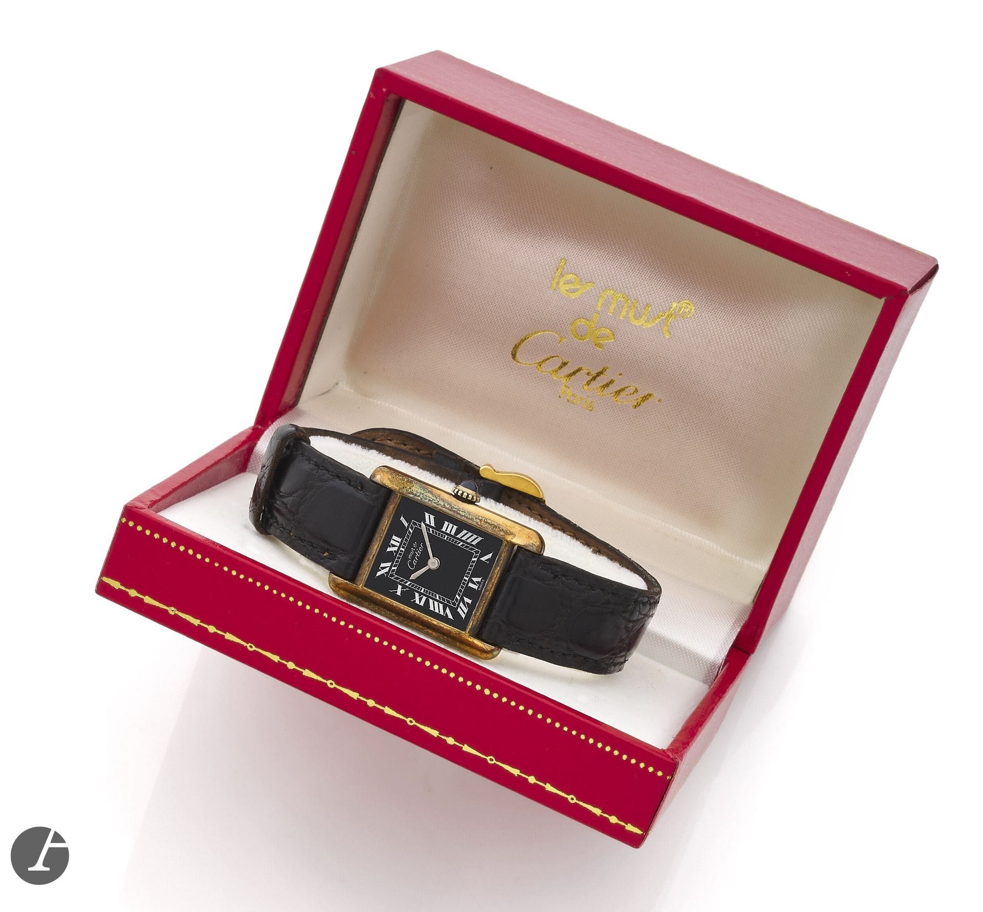 CARTIER 
TANK MUST 
ANNÉES 70 
Montre bracelet en vermeil argent (925) plaqué or sur cuir. 
Boîtier : rectangulaire, fermeture à vis sur la carrure. 
Cadran : laqué noir, index chiffres romains peints et minuterie chemin de fer argentés, aiguilles glaive argentées. 
Mouvement : quartz. 
Bracelet : cuir avec boucle ardillon en métal doré Cartier. 
Signée et numérotée 070661. Dim. 28 x 20 mm  Poids brut : 21,7 g  
Avec : écrin.