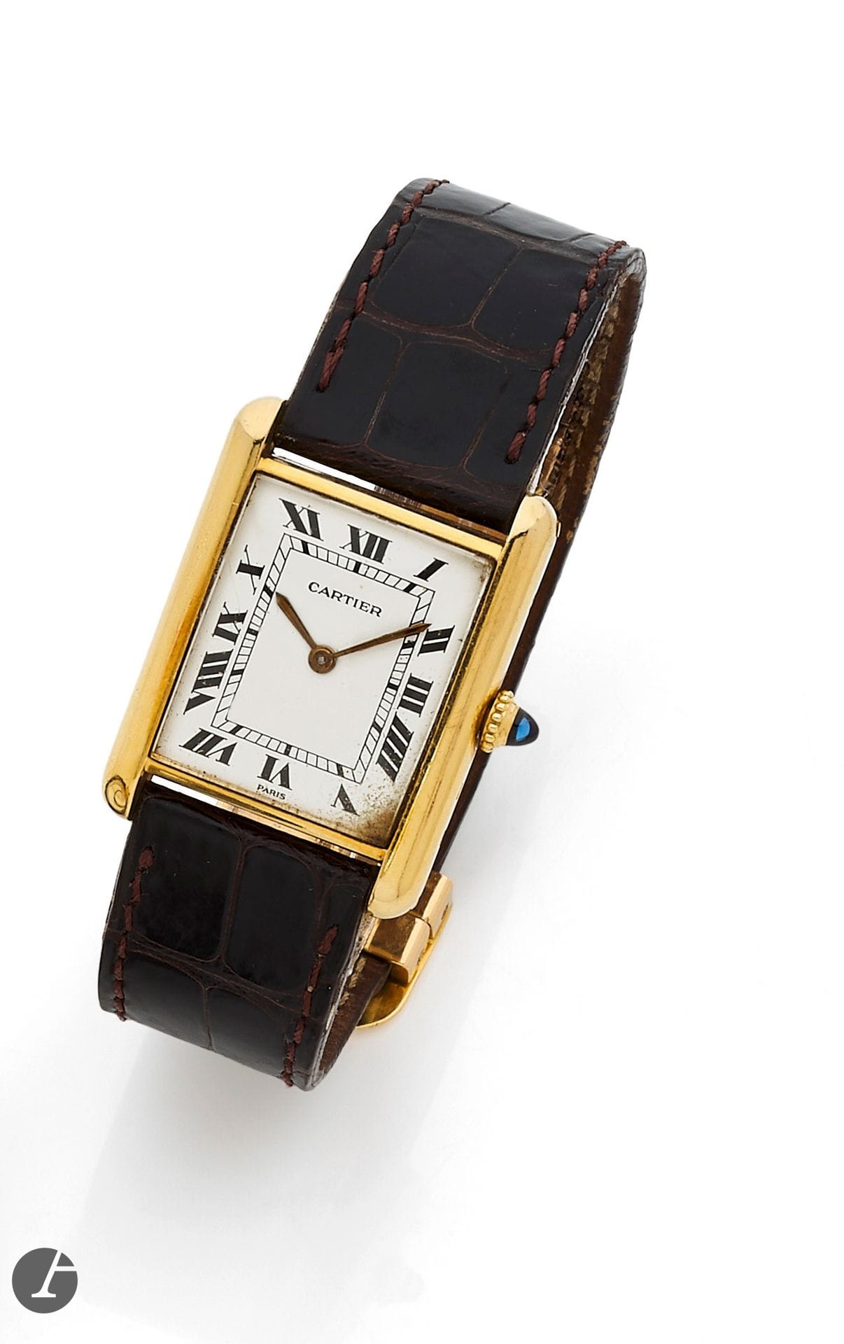 CARTIER 
TANK LOUIS CARTIER. REF. 78086. 
FIN ANNÉES 70 
Montre bracelet en or jaune 18K (750) sur cuir. 
Boîtier : rectangulaire en or poli, fond en or satiné, fermeture à vis sur la carrure. 
Cadran : émail blanc " Paris ", index chiffres romains peints, minuterie chemin de fer intérieur, aiguilles glaive dorées. 
Mouvement : mécanique. 
Bracelet : cuir avec boucle déployante en or, signée. 
Cadran, boîtier et mouvement signés.  
Numérotée 2400. Dim. 30 X 23 mm Poids brut : 34,6 g  
Avec : pochette Cartier.