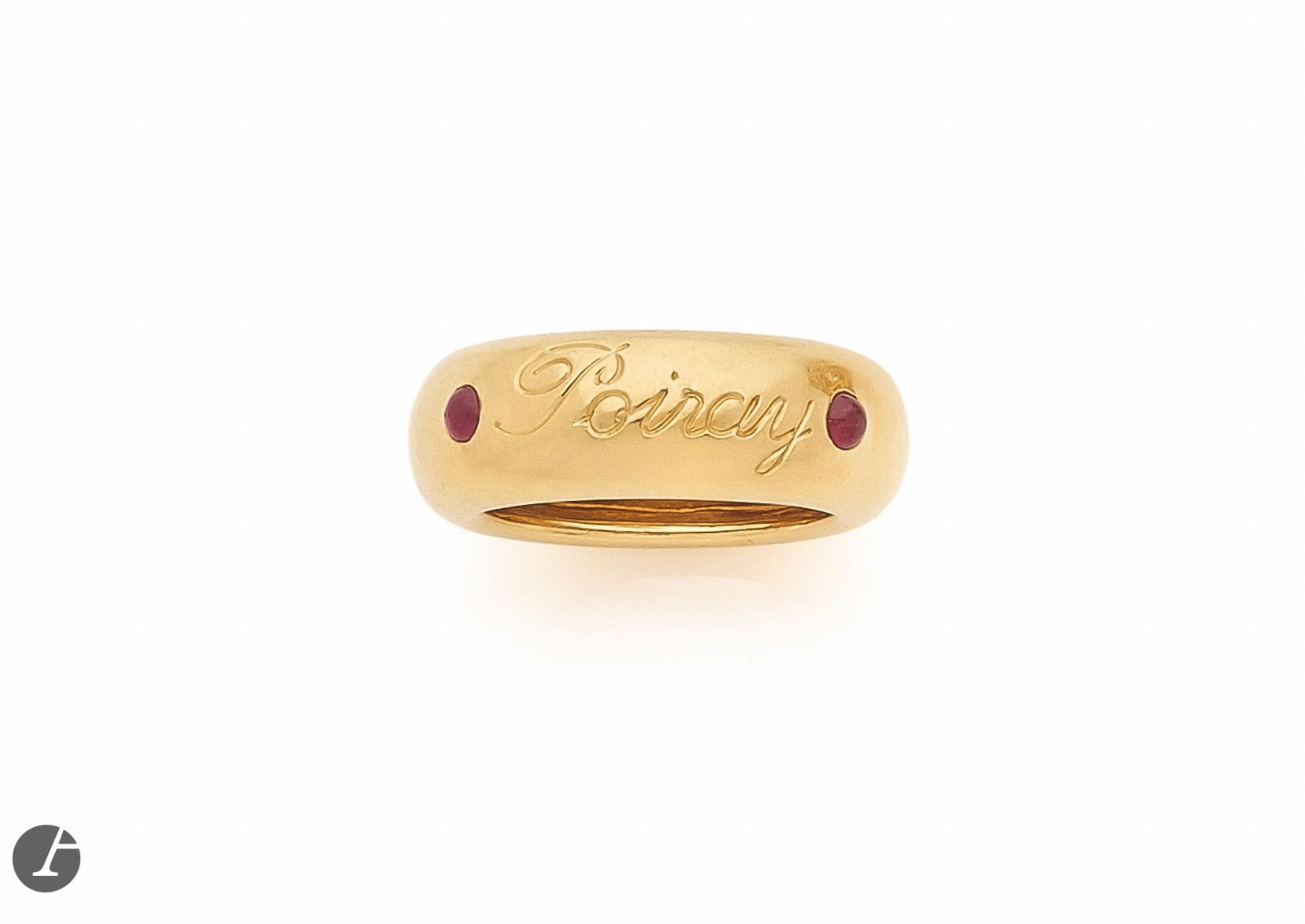 POIRAY 
Large 18K (750) gold ring, engraved with the name Poiray between 2 cabochon rubies. Numbered. French work. Finger size: 50/51. Width : 0.7 cm approx. Gross weight: 10.5 g