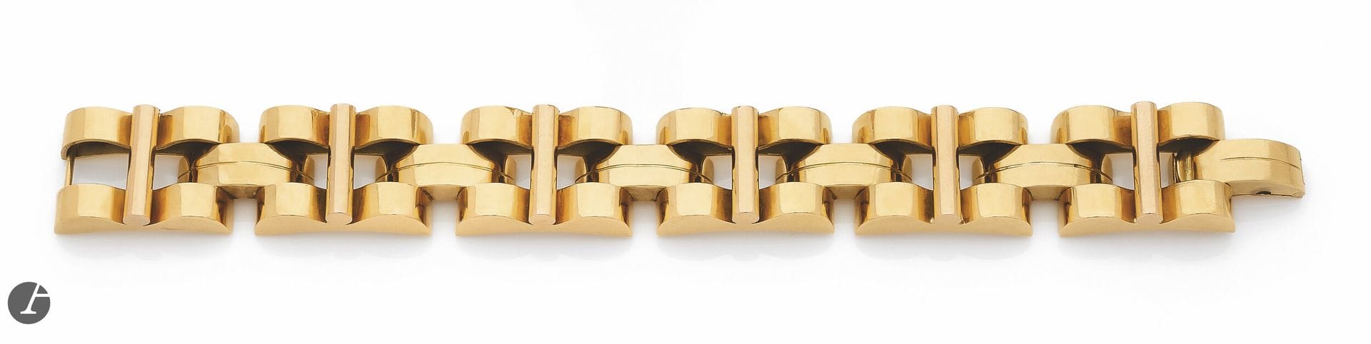 18K (750) gold bracelet, articulated with curved links. Work of the 1940s. Dimensions: 17.5 x 1.8 cm approx. Weight: 105.6 g