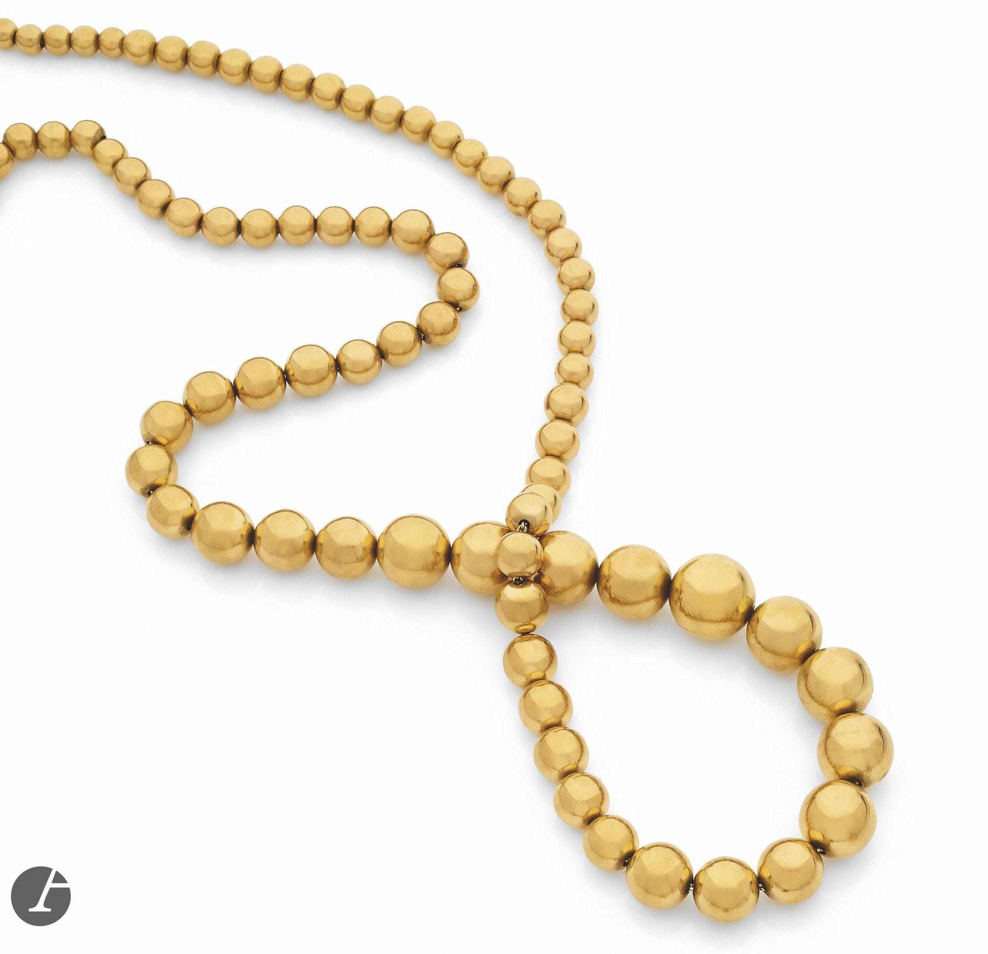 Collier de boules d'or 18K (750) coulissant sur une chaîne en or 18K. Travail de la fin du XIXe siècle. Longueur : 80 cm environ. Poids : 100,9 g

 Les colliers de ce type étaient très appréciés à Marseille où l'on commençait à collecter, dès la naissance d'une fille, des billes en or pour en composer un collier et constituer une sorte d'épargne.
 Michael C. W .Fieggen, Les bijoux des français, 2021, p. 199