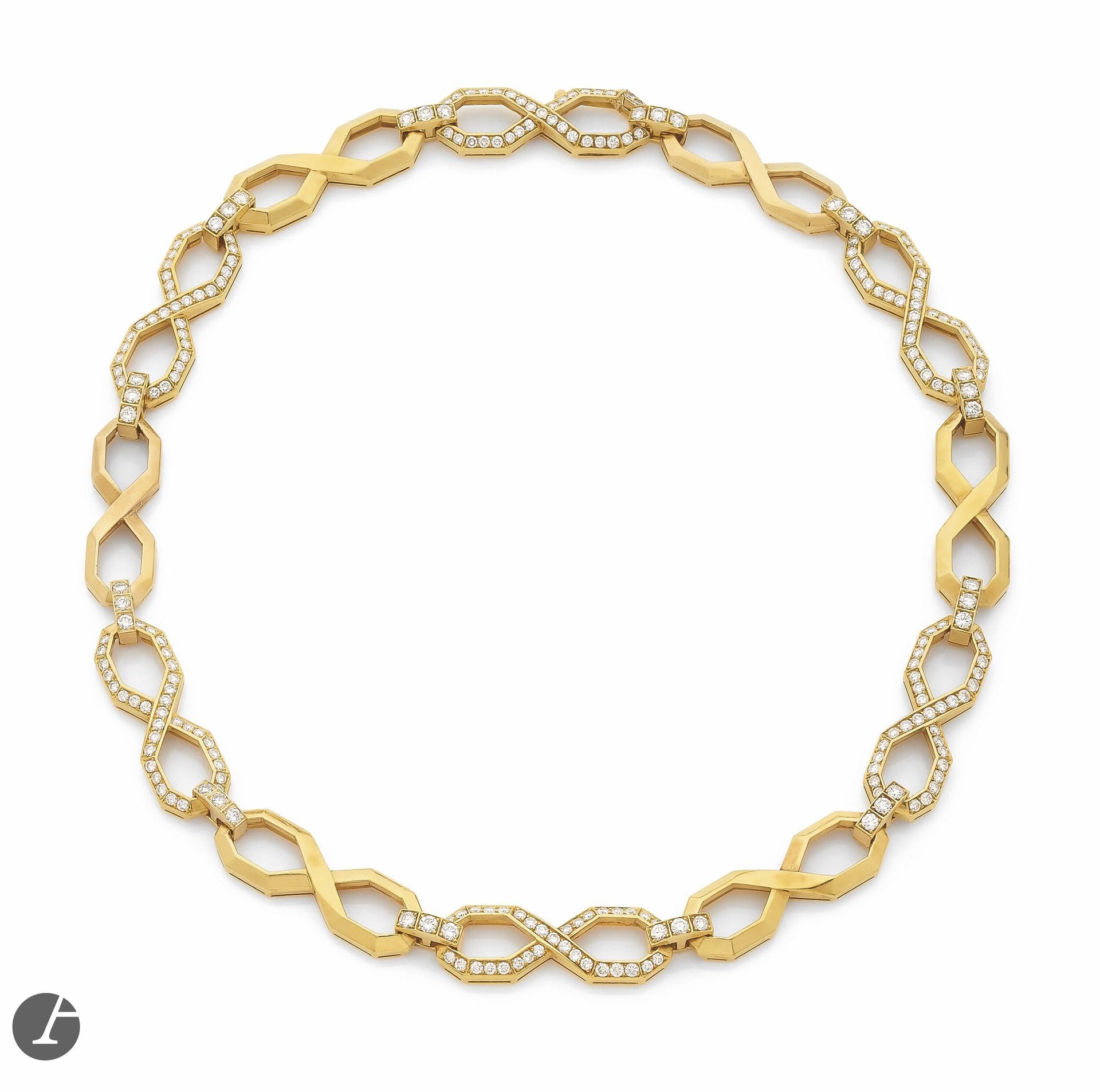 BULGARI
Collier en or 18K (750), articulé de maillons en huit quadrangulaires lisses alternés de maillons sertis de diamants ronds de taille brillant. Signé. Travail des années 1980. Dimensions : 41 x 1 cm environ. Poids brut : 74,9 g