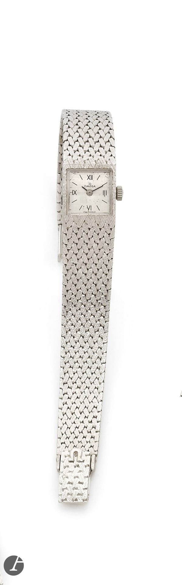 OMEGA 
CIRCA 1962 
Montre bracelet de dame en or gris 18K (750). 
Boîtier : carré, poinçon français. 
Cadran : argenté "lin", index peints. 
Mouvement : mécanique, cal. 650, N° 19'71'111. 
Bracelet : intégré en or gris tressé, boucle simple, siglée. 
Cadran, boîtier et mouvement signés.  Diam. 14 mm Longueur : 16 cm. Poids brut : 41,8 g