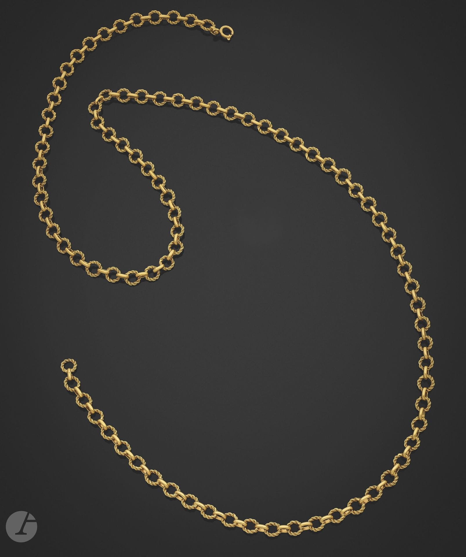 BOUCHERON
Collier en or 18K (750), articulé d'anneaux torsadés alternés d'ovales lisses. Signé et numéroté, poinçon de maître. Travail français des années 1980. Longueur : 90 cm environ. Poids : 59,1 g