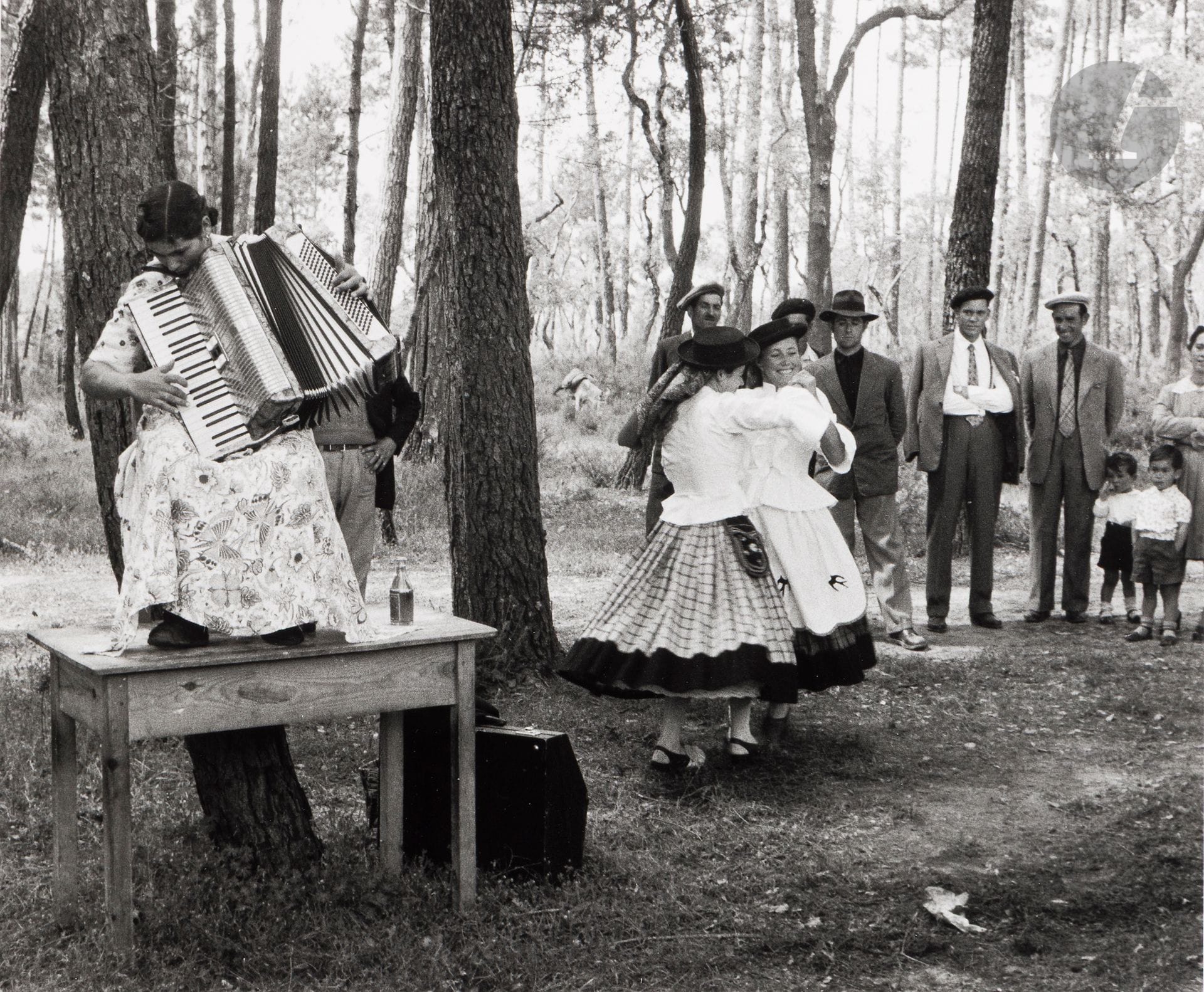 Sabine Weiss (1924-2021)
Bal du dimanche. Nazaré, Portugal, 1954. 
Épreuve argentique (c. 2000), signée à l’encre dans la marge en bas à droite. Numéro de négatif au crayon au verso. 
Image : 26 x 32 cm - Feuille : 30,5 x 40,5 cm - cadre