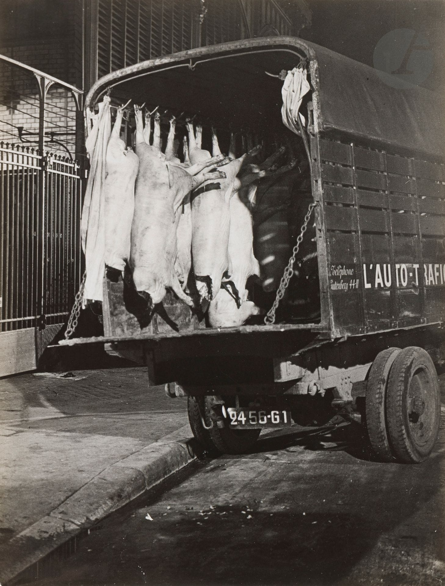 Brassaï (Gyula Halasz, dit) (1899-1984)
Camion de boucher, c. 1930.
Épreuve argentique d’époque. Tampon « Photo Brassaï - 74 rue de la Glacière - Paris (13e) » au verso.
23 x 17,3 cm